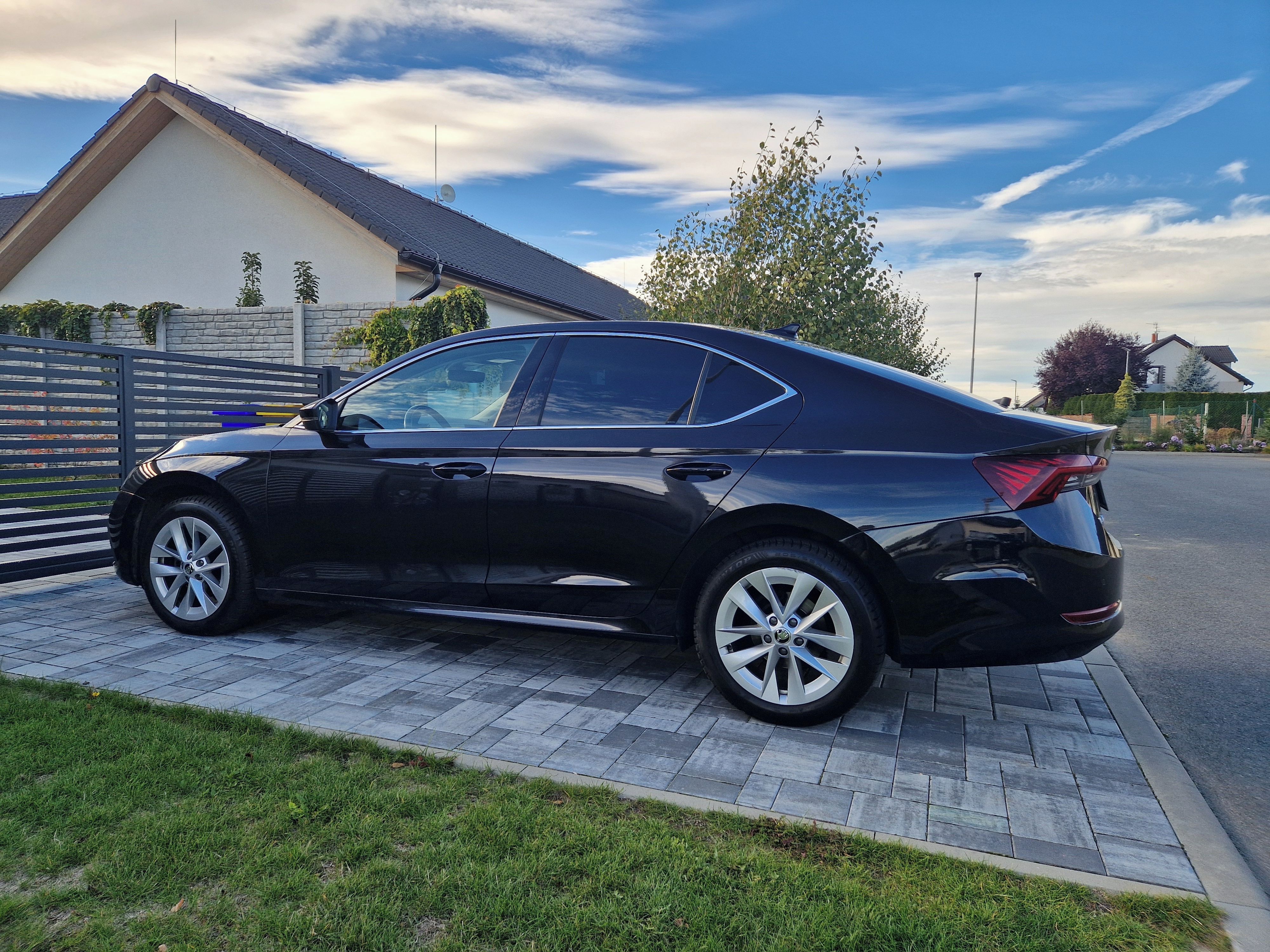 Škoda Octavia, 2.0 TDI 110kw DSG Style !!! - fotka 2