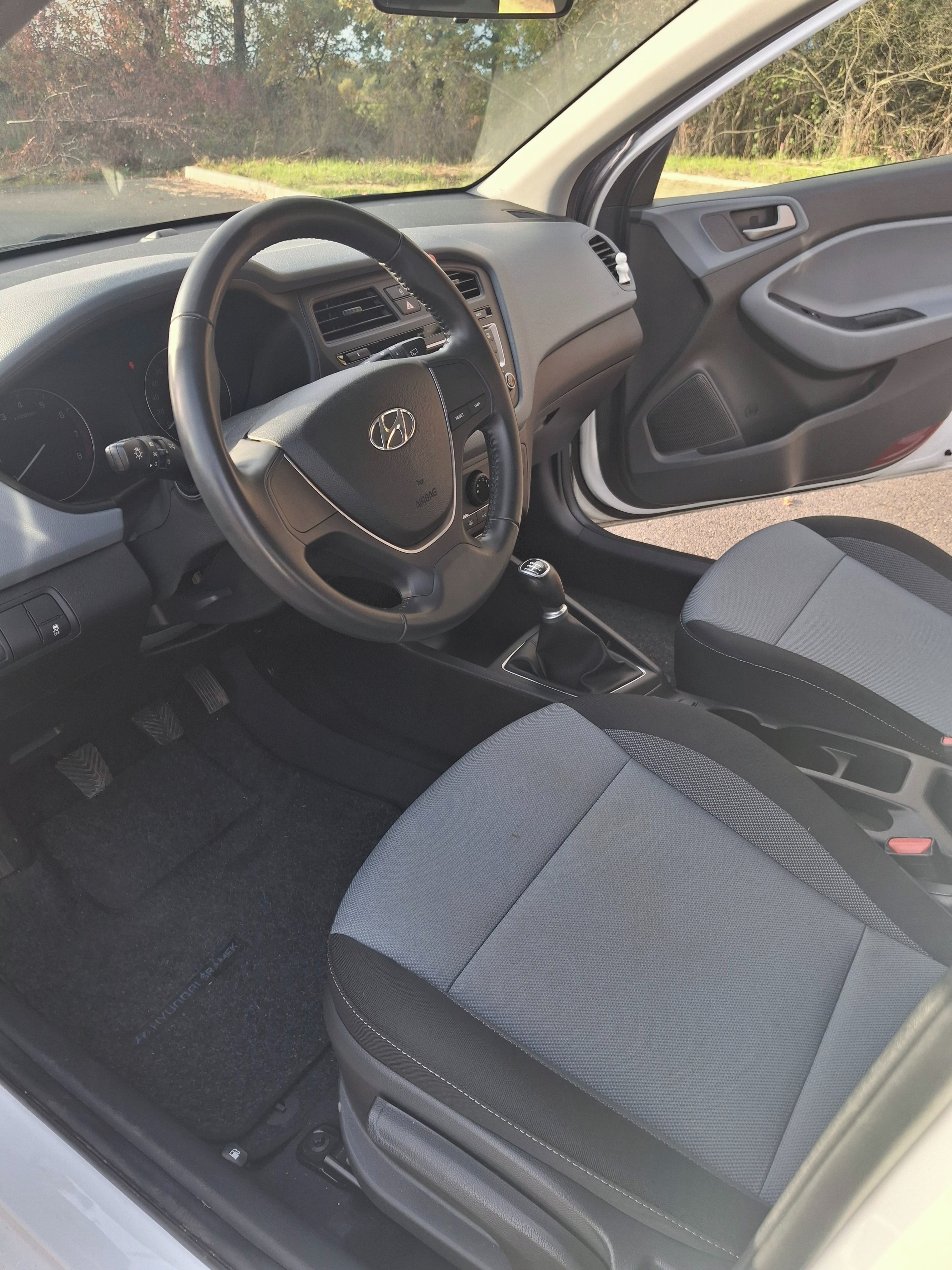 Hyundai i20, první majitel, nízký nájezd - fotka 6