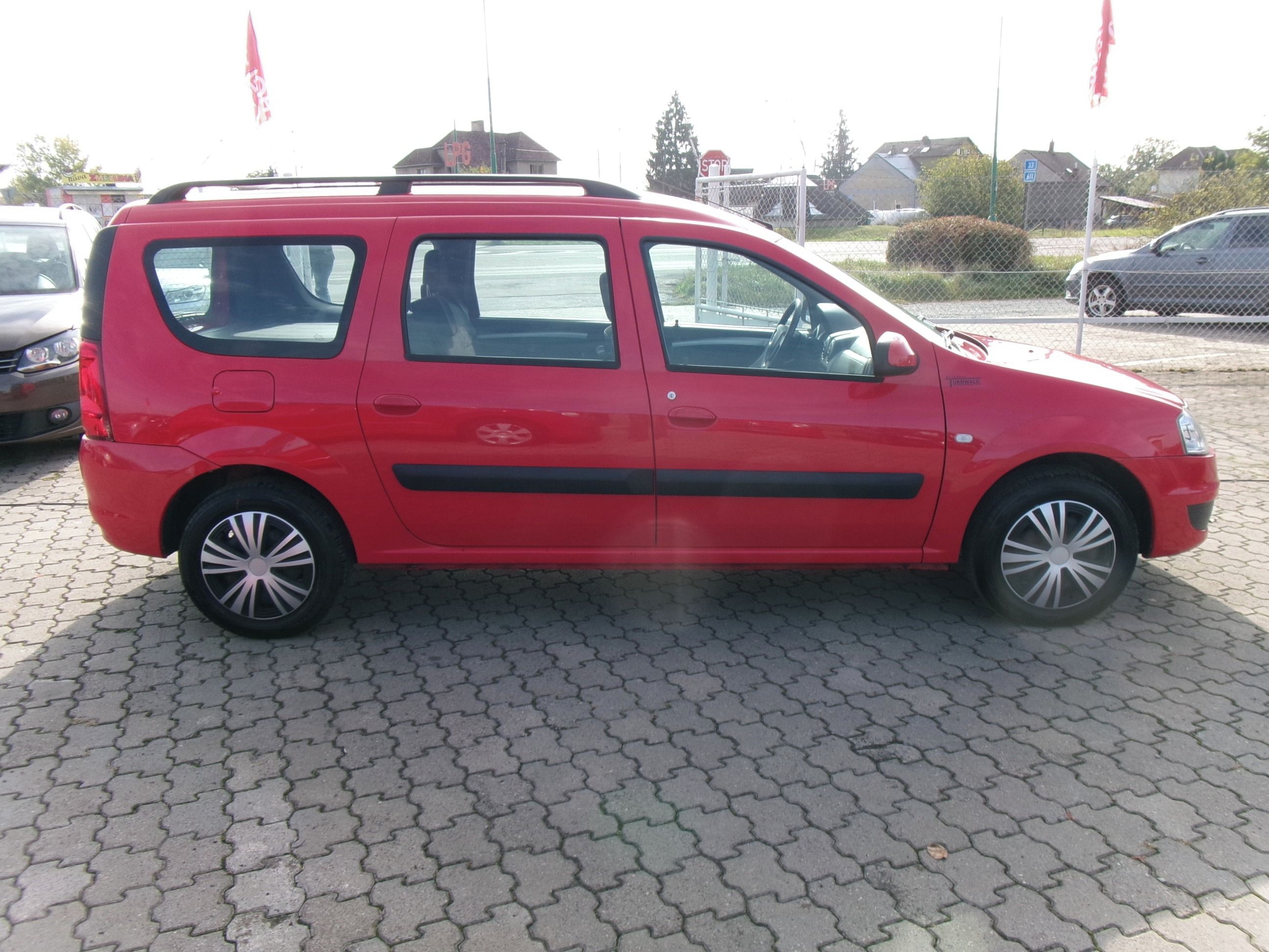 Dacia Logan, 1.6i serviska,1.maj. - fotka 5