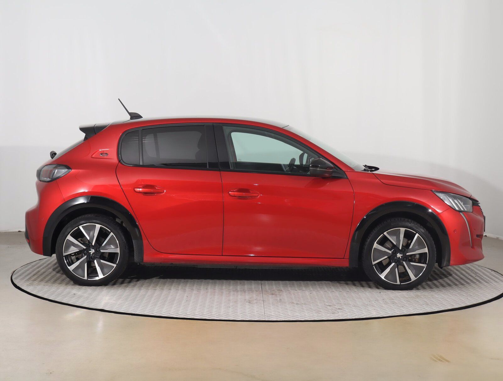 Peugeot 208, 50 kWh, SoH 91%, Automat - fotka 6