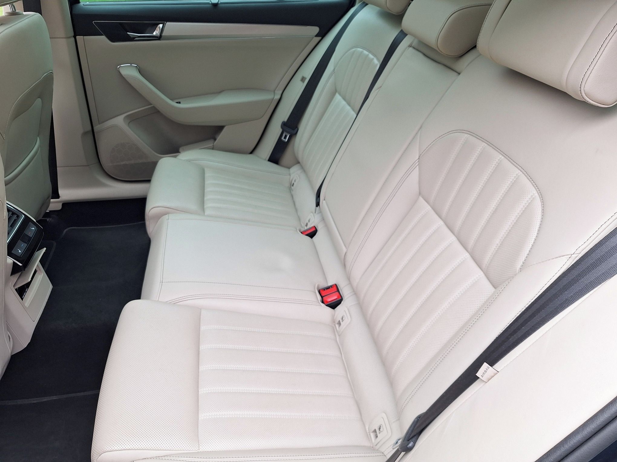 Škoda Superb, 2,0 TDi, L&K, automat, 4x4 - fotka 3