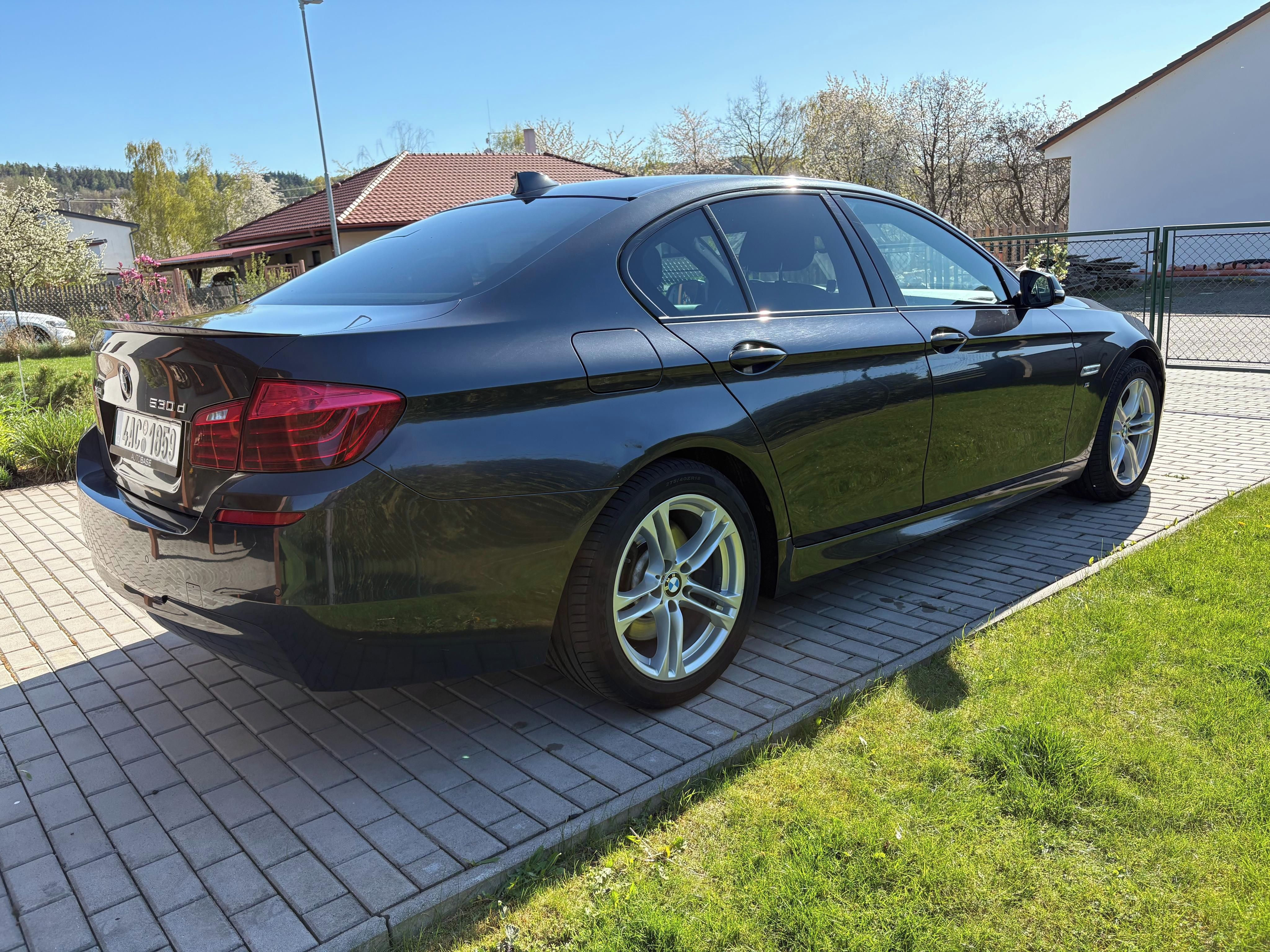 BMW Řada 5, 530d xDrive M packet - fotka 4