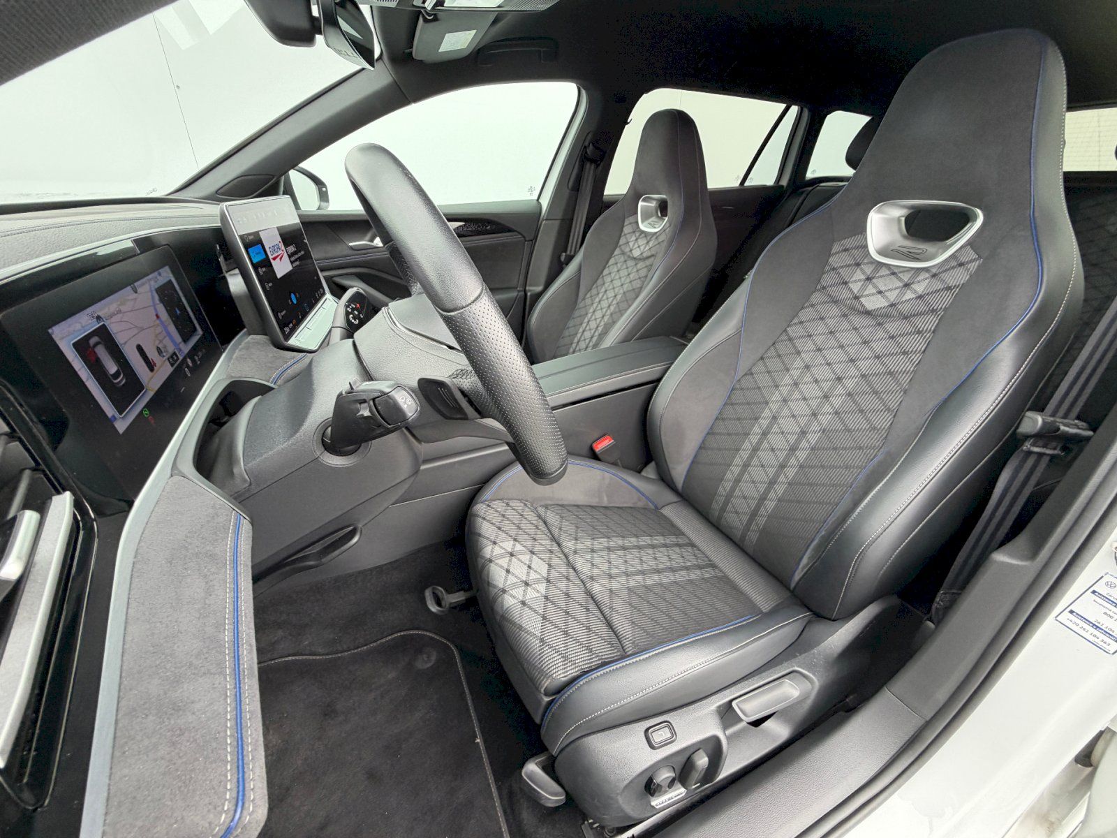 Volkswagen Passat, 2.0 TDI 110 kW R-LINE - fotka 6