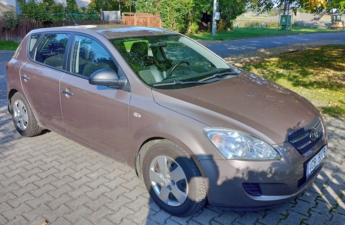 Kia Cee´d, 1.4, r. 2009, 88 079 km - fotka 4