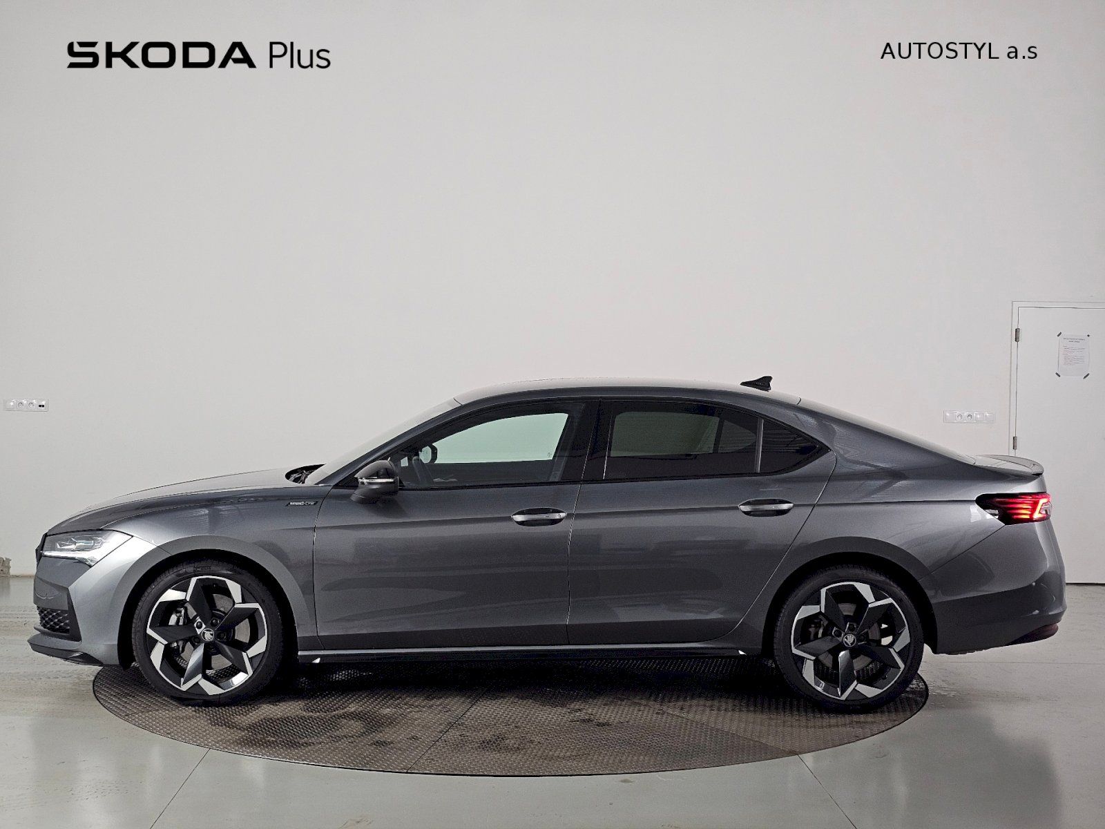 Škoda Superb, 2.0TSI 195kW 4X4 Sportline TAŽ - fotka 3