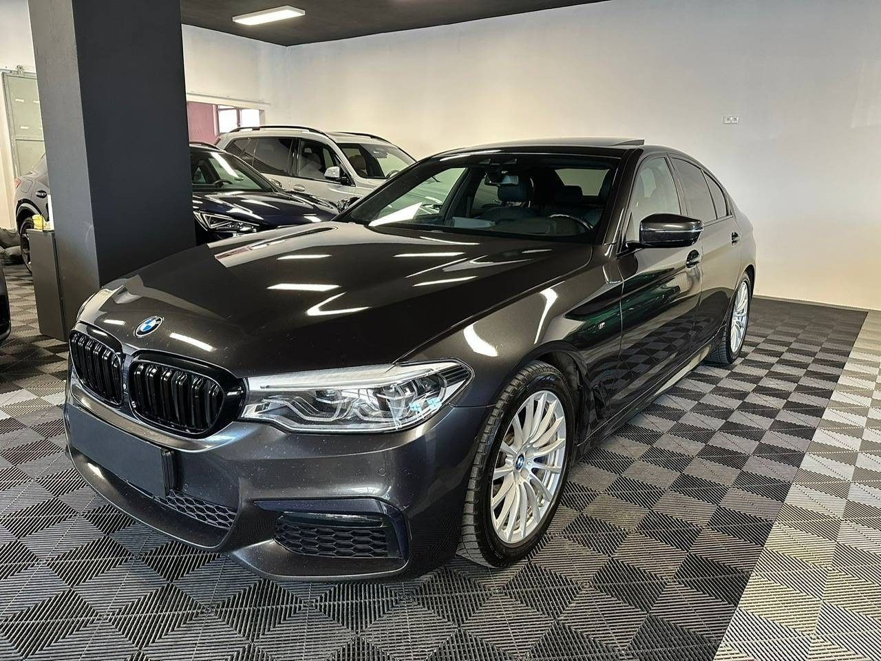 BMW Řada 5, 540i xDrive - fotka 2