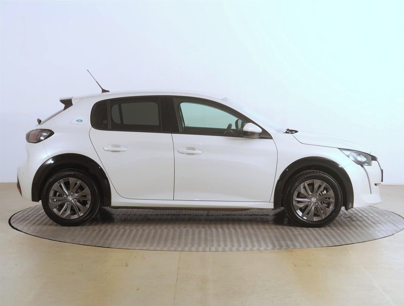 Peugeot 208, 50 kWh, SoH 89%, Allure - fotka 6