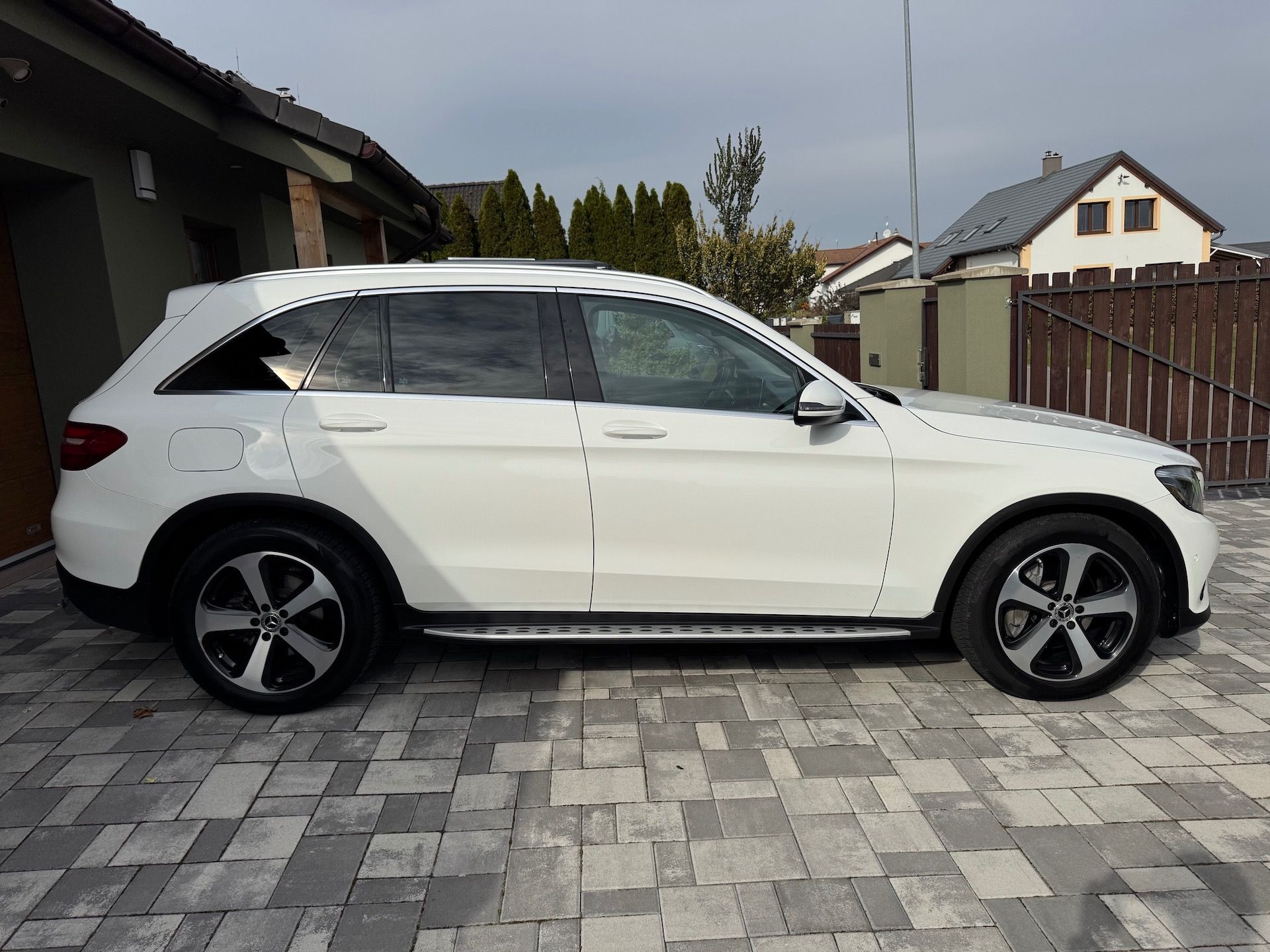 Mercedes-Benz GLC, 220d 4MATIC ČR - fotka 2