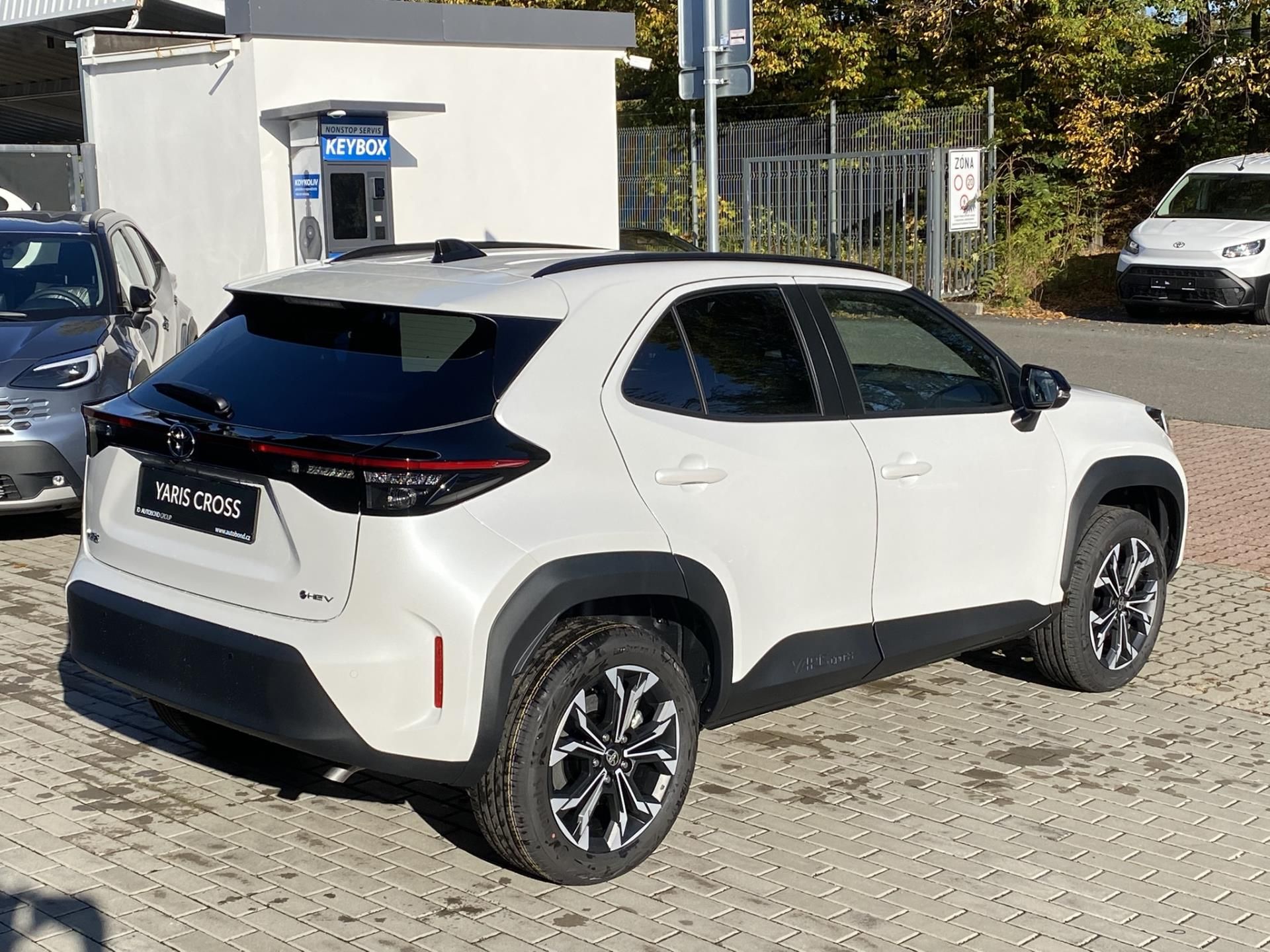 Toyota Yaris Cross, 1.5 HEV STYLE + zimní kola - fotka 6
