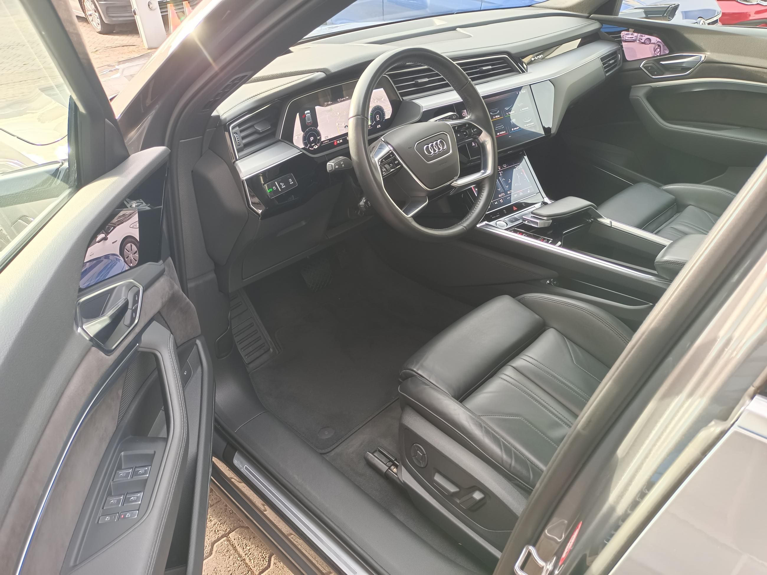 Audi e-tron, 55 4x4 300 kW / Vzduch - fotka 6