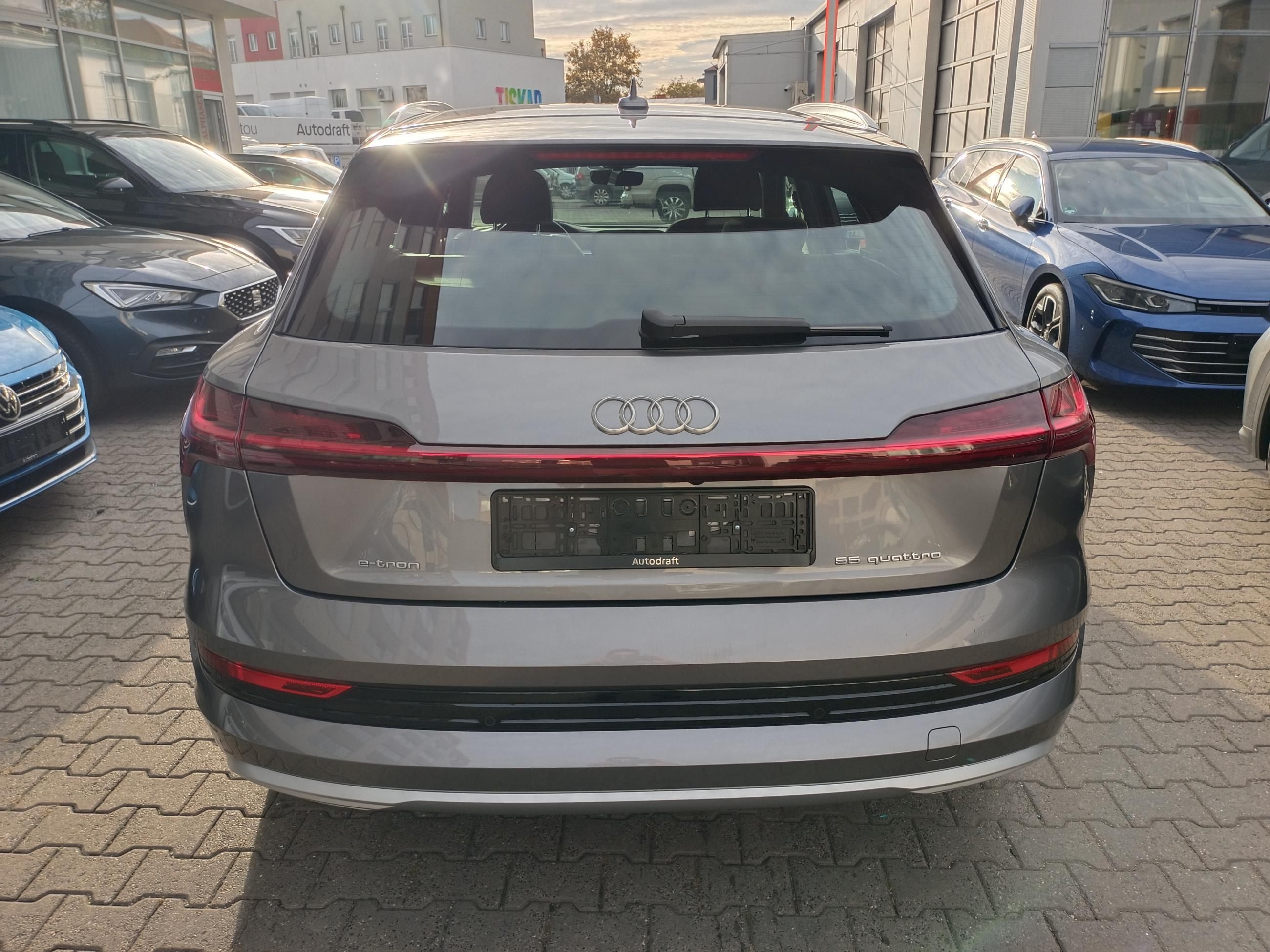 Audi e-tron, 55 4x4 300 kW / Vzduch - fotka 4