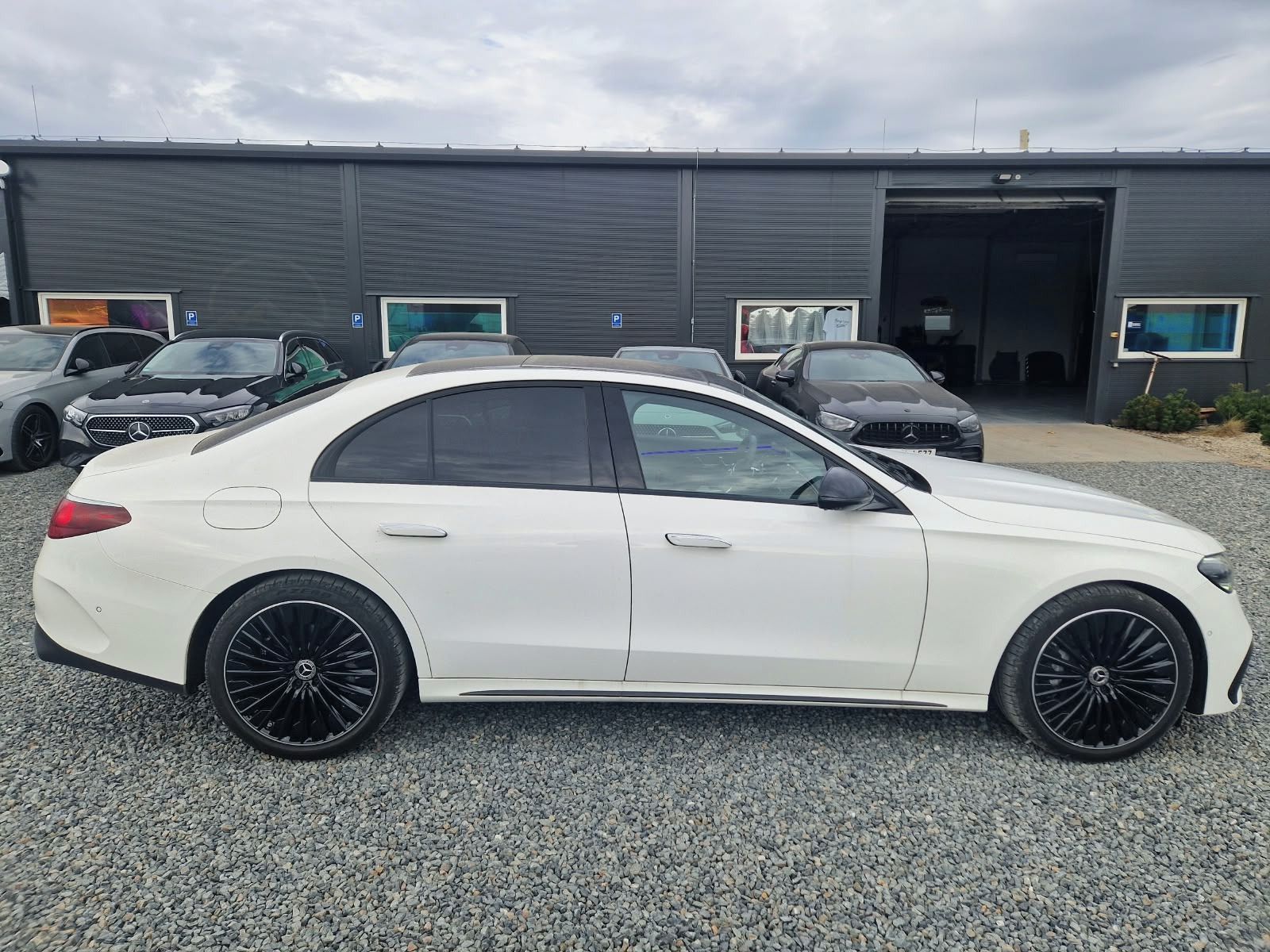Mercedes-Benz Třídy E, Mercedes BENZ E220d - fotka 3