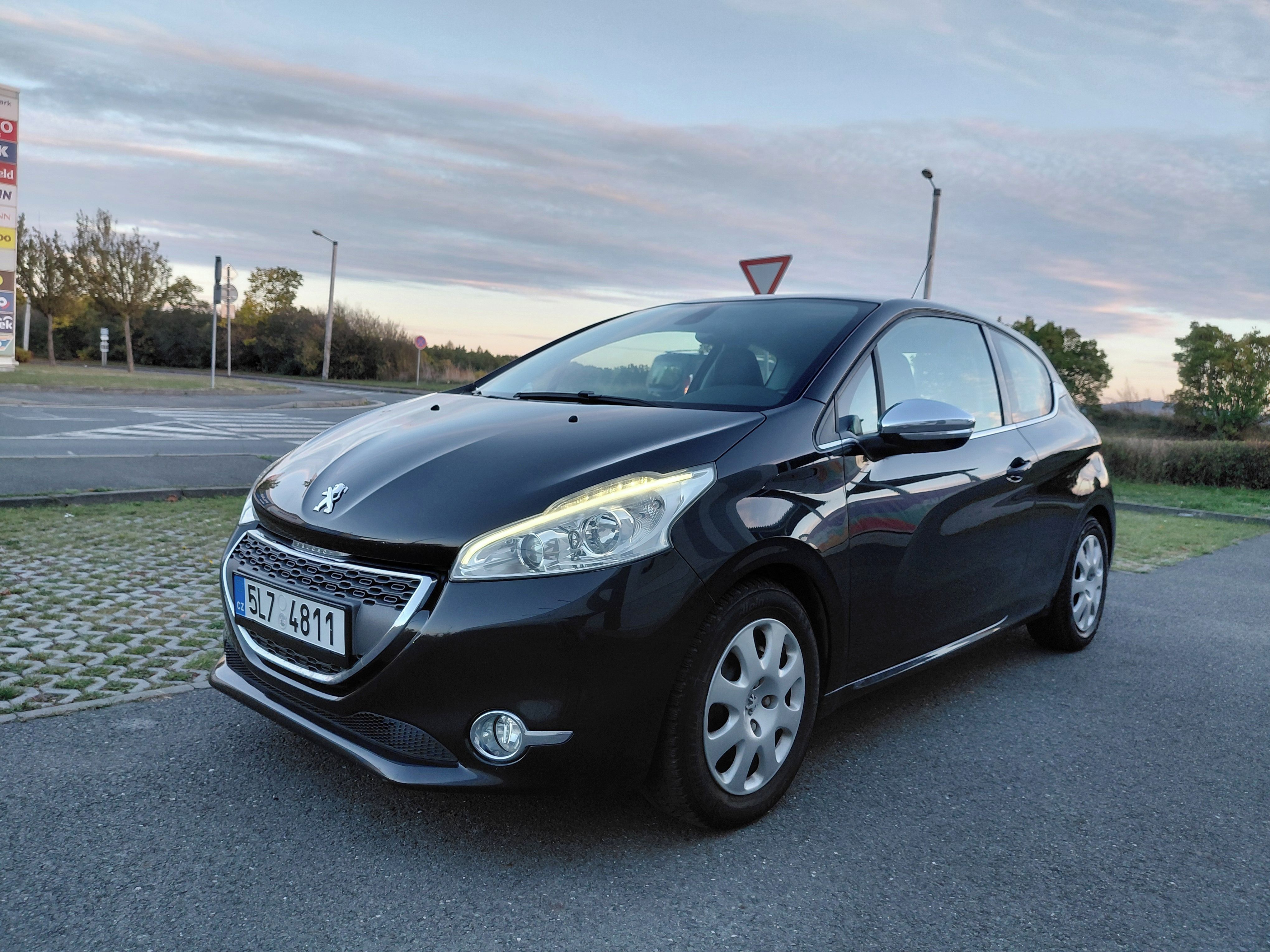 Peugeot 208, 1.6 16V 88KW PĚKNÉ,ZACHOVALÉ - fotka 3