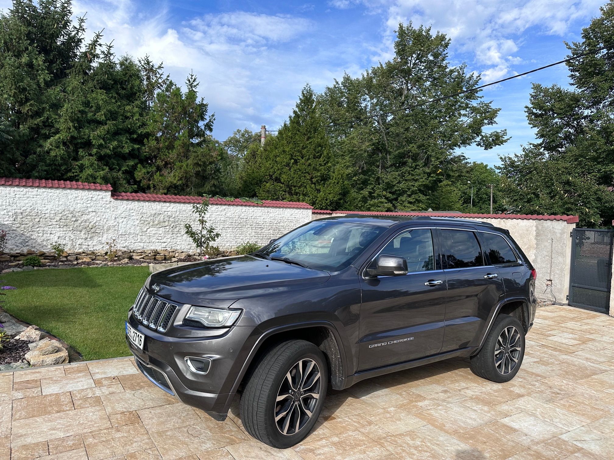 Jeep Grand Cherokee, zimní pneu v ceně - fotka 2
