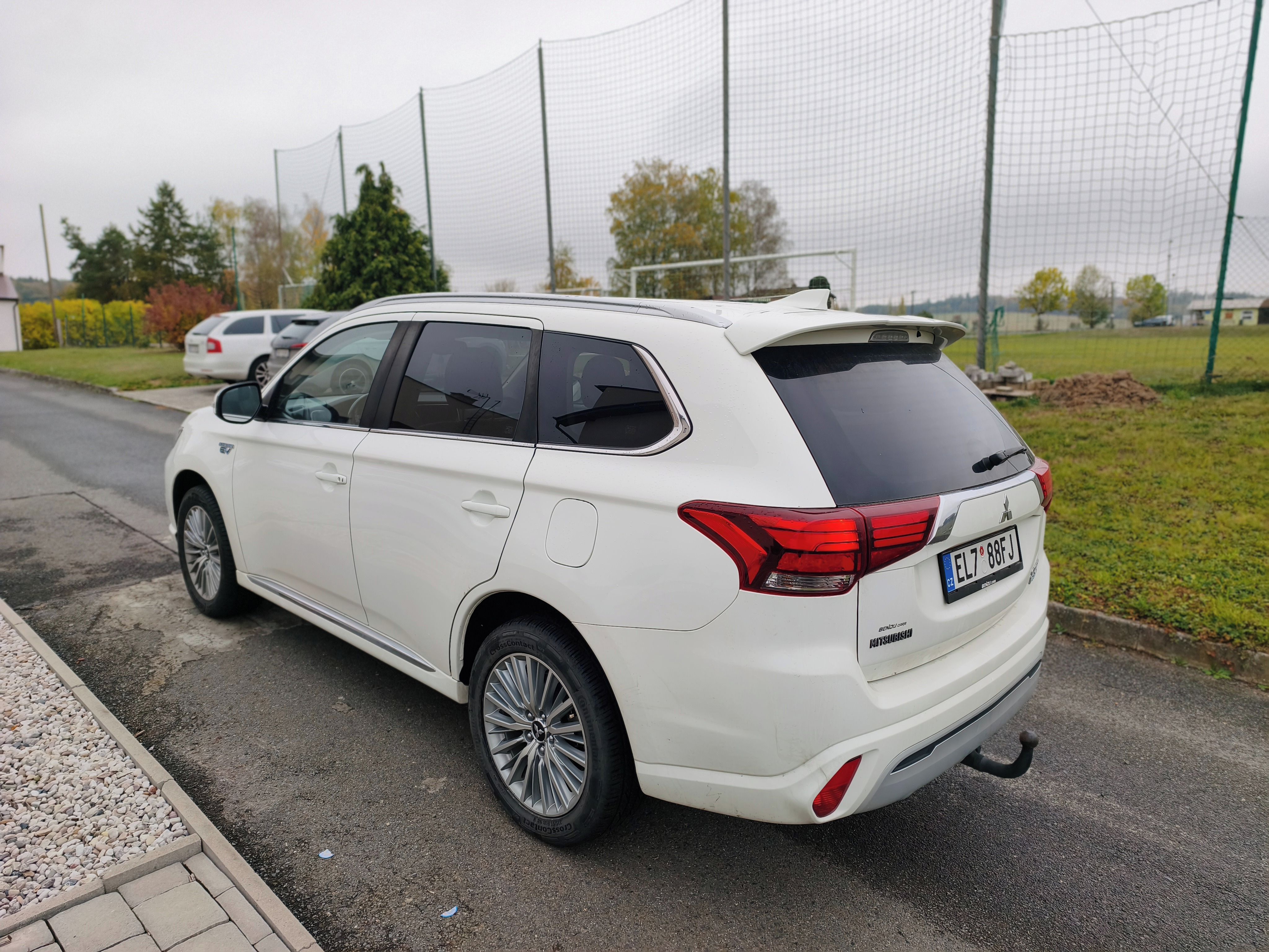 Mitsubishi Outlander, 2.4 l + 2x elektromotor - fotka 5