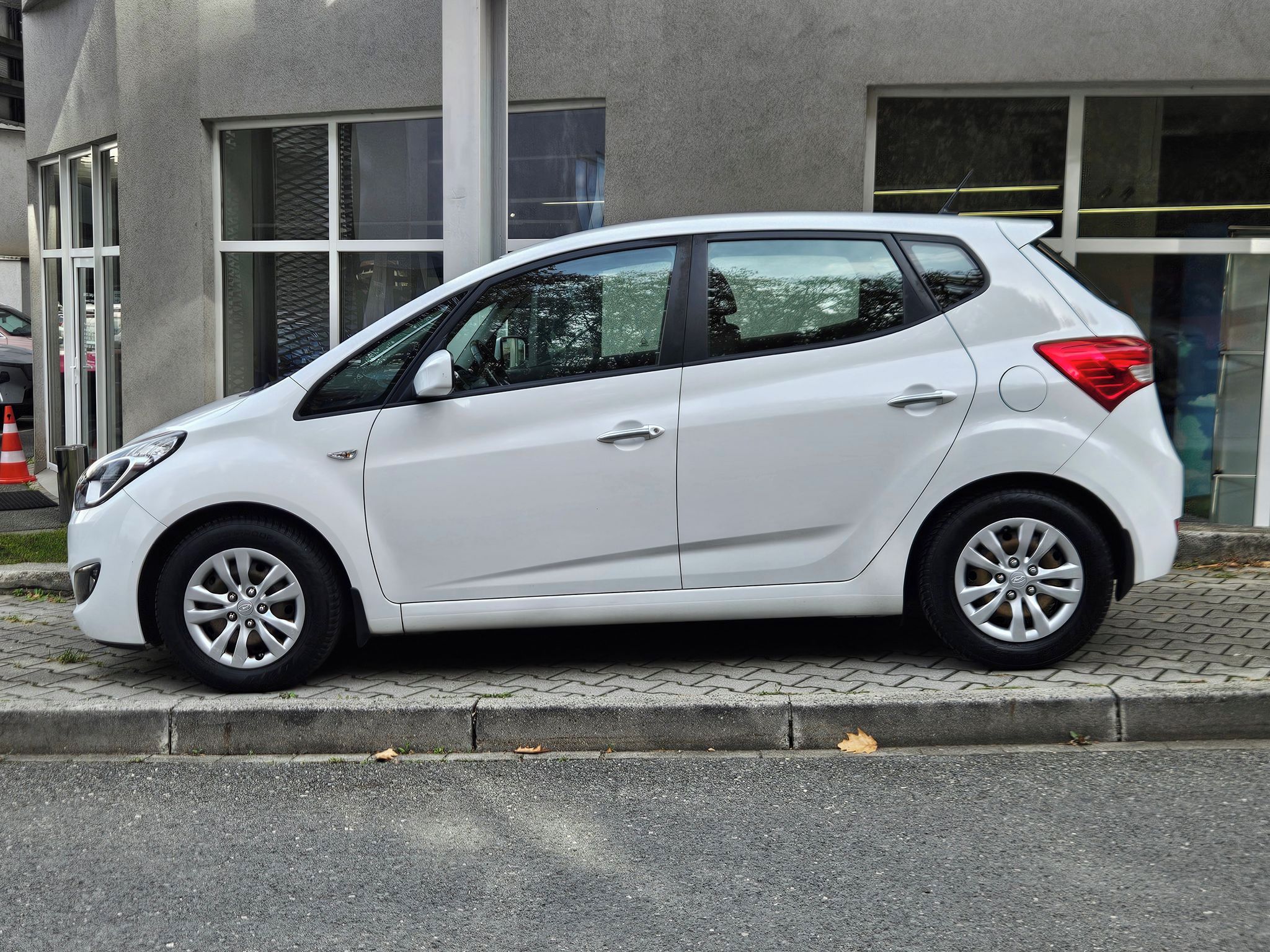 Hyundai ix20, 1.4i, Trikolor Essential,1.maj - fotka 2