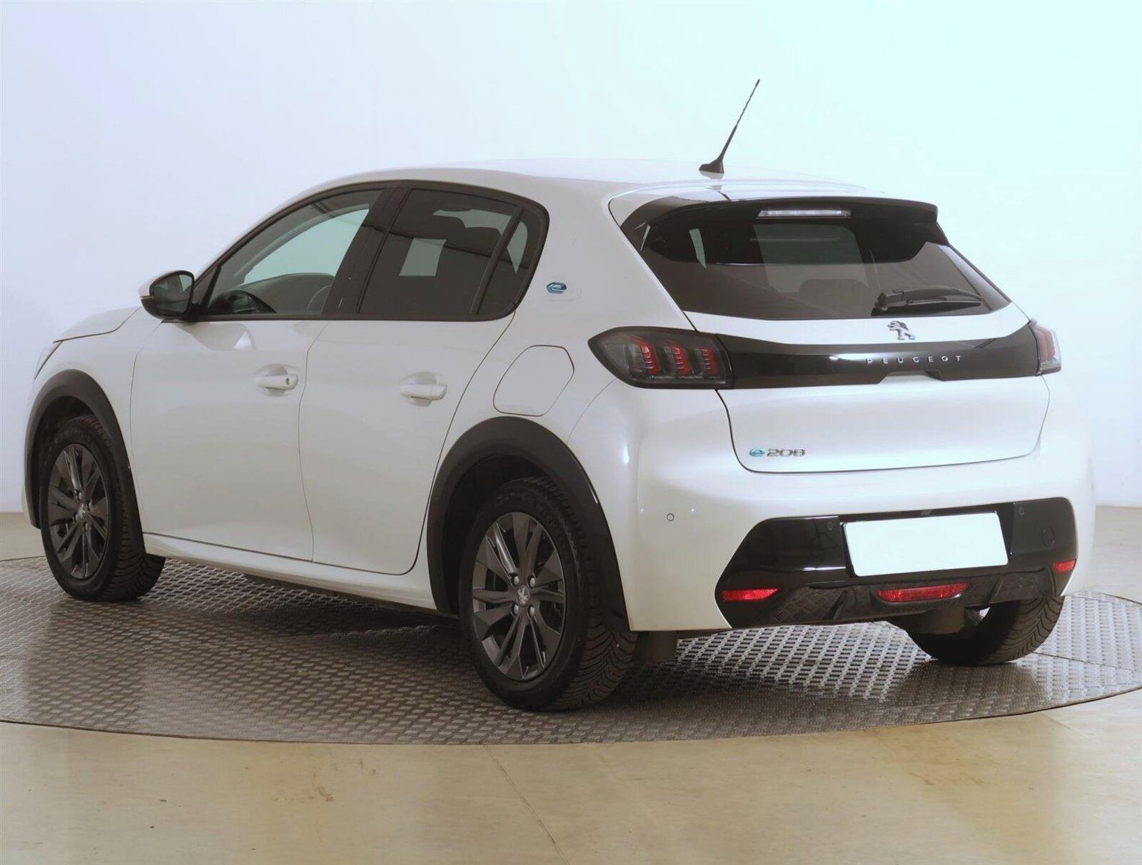 Peugeot 208, 50 kWh, SoH 89%, Allure - fotka 4