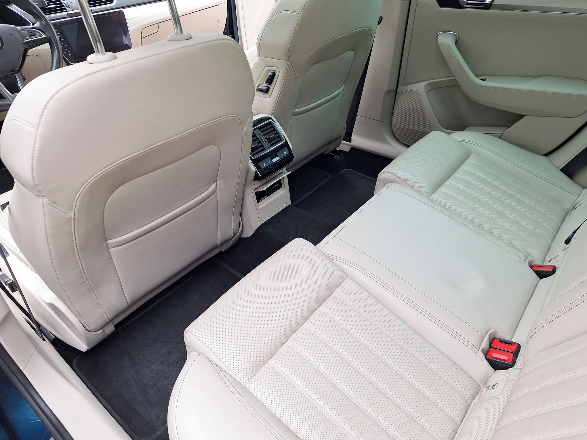 Škoda Superb, 2,0 TDi, L&K, automat, 4x4 - fotka 2