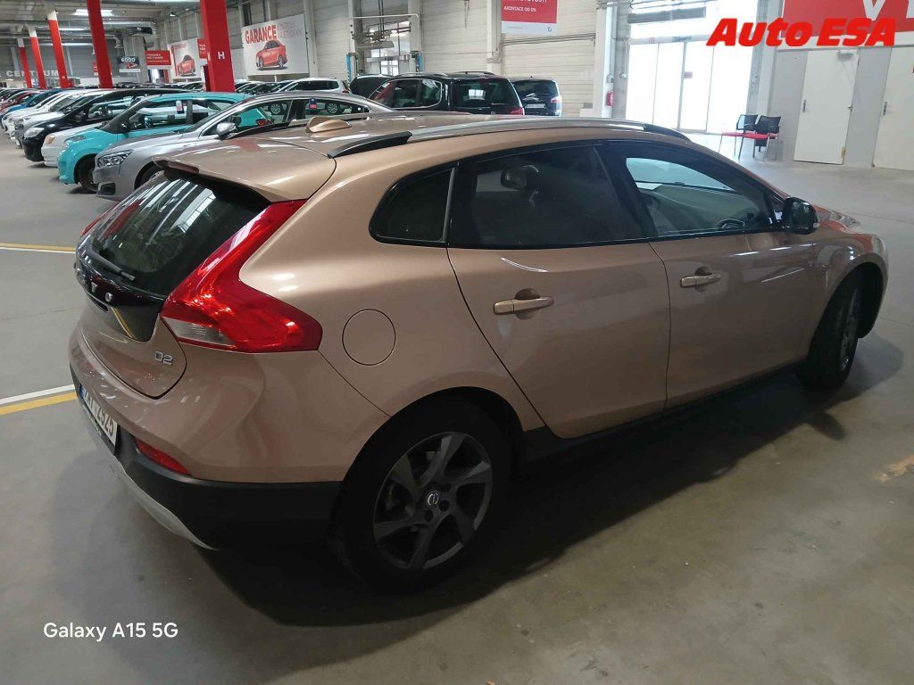 Volvo V40, D2,1.maj - fotka 2