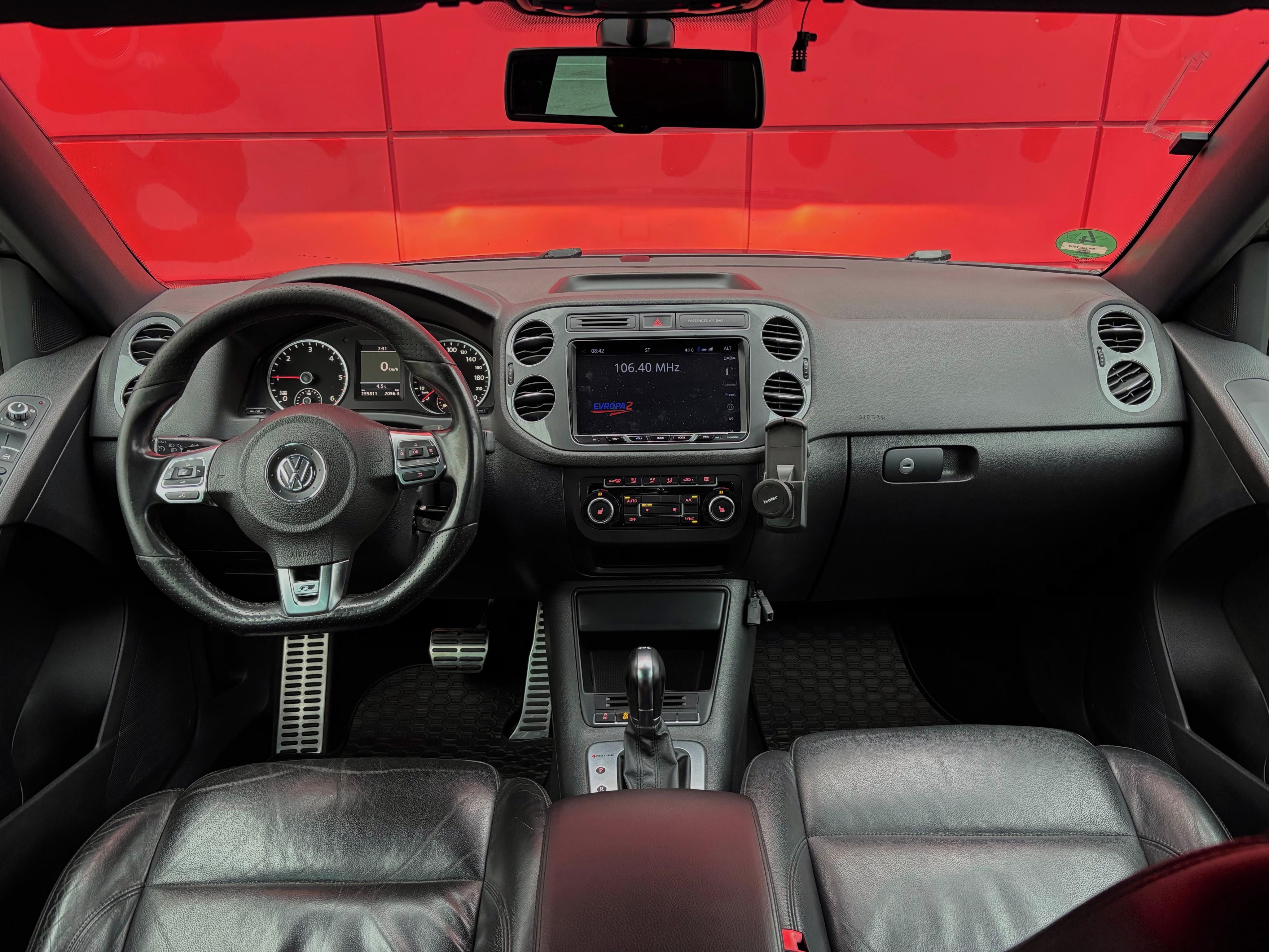 Volkswagen Tiguan, R-Line 2.0TDI 130kW 4x4 DSG - fotka 4