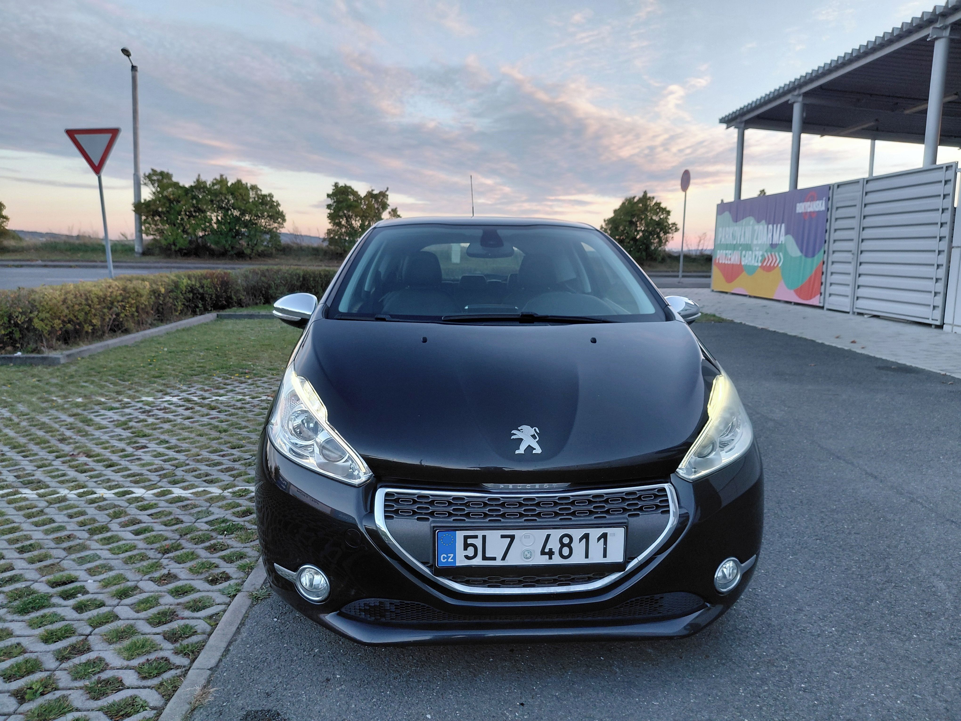 Peugeot 208, 1.6 16V 88KW PĚKNÉ,ZACHOVALÉ - fotka 2