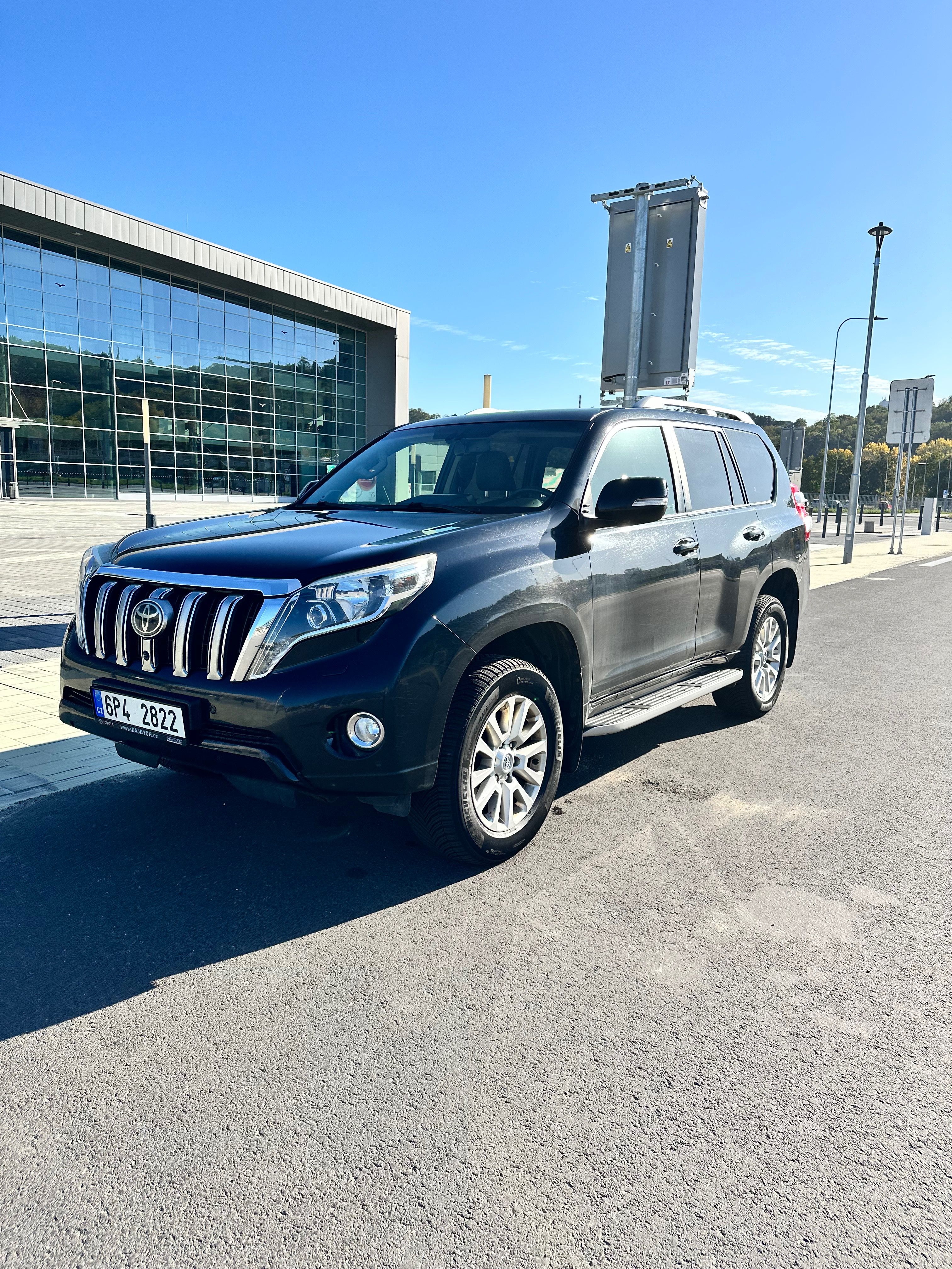 Toyota Land Cruiser 150, 3.0 D-4D, s vestavbou na spaní - fotka 2