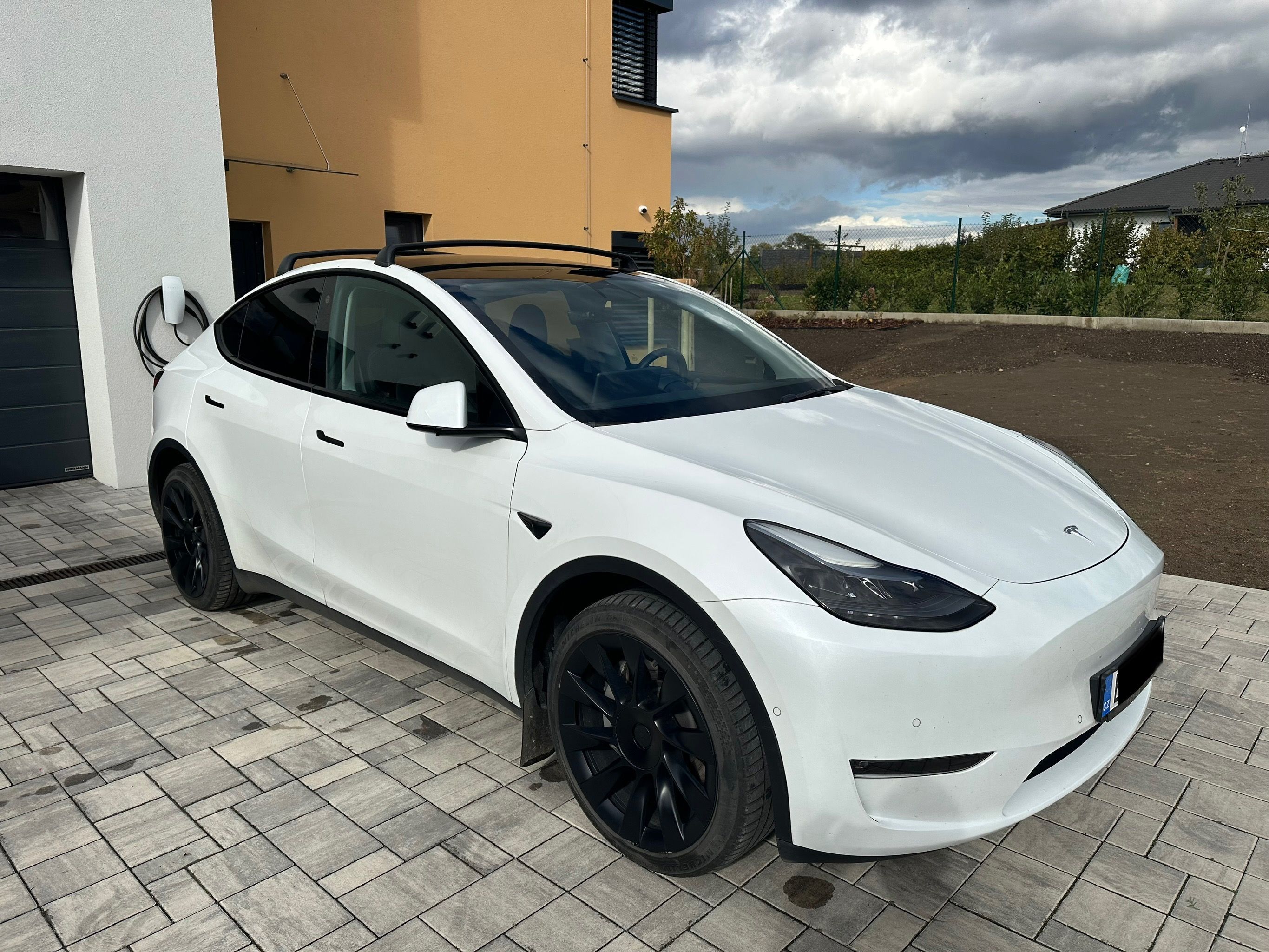 Tesla Model Y, Long Range AWD, 378 kW - fotka 2