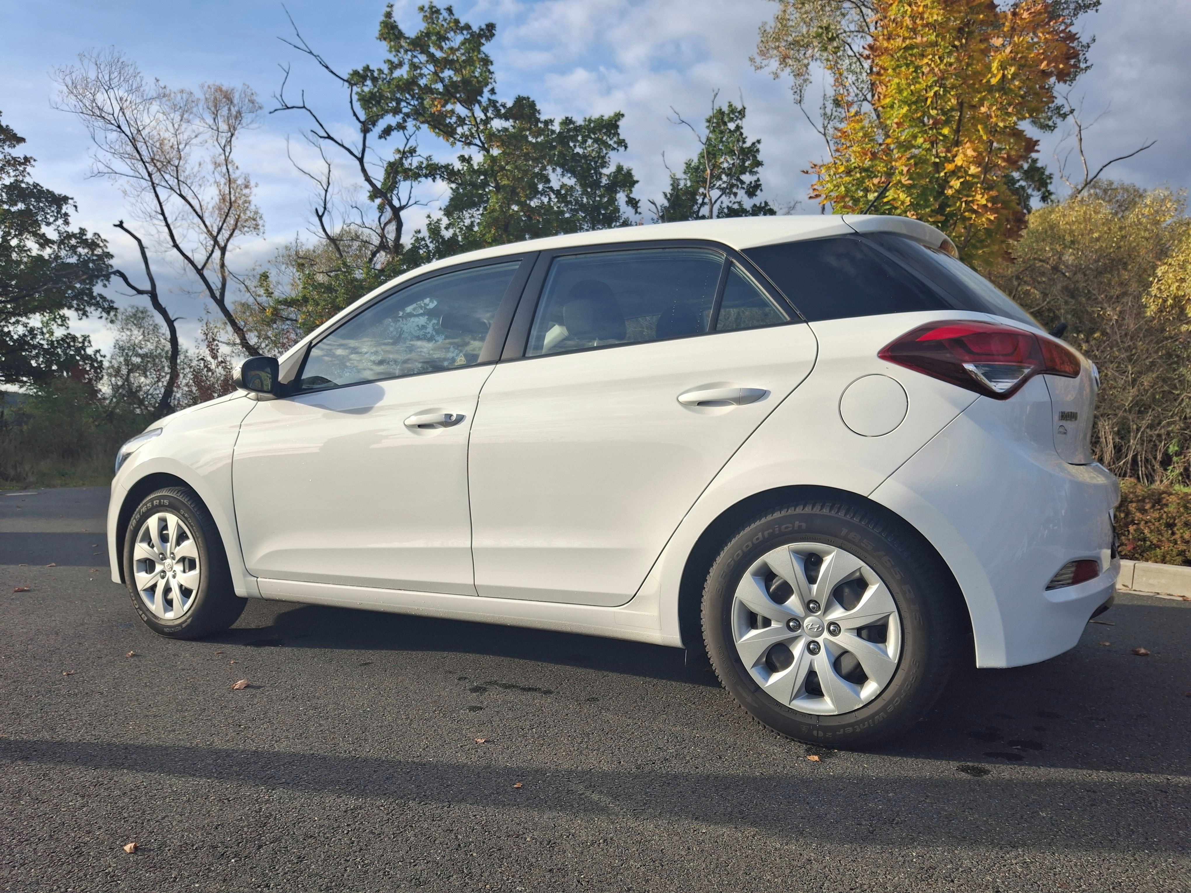 Hyundai i20, první majitel, nízký nájezd - fotka 3