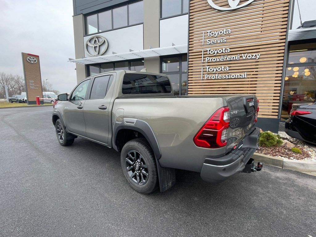 Toyota Hilux, 2.8 D-4D automat Invincible - fotka 3
