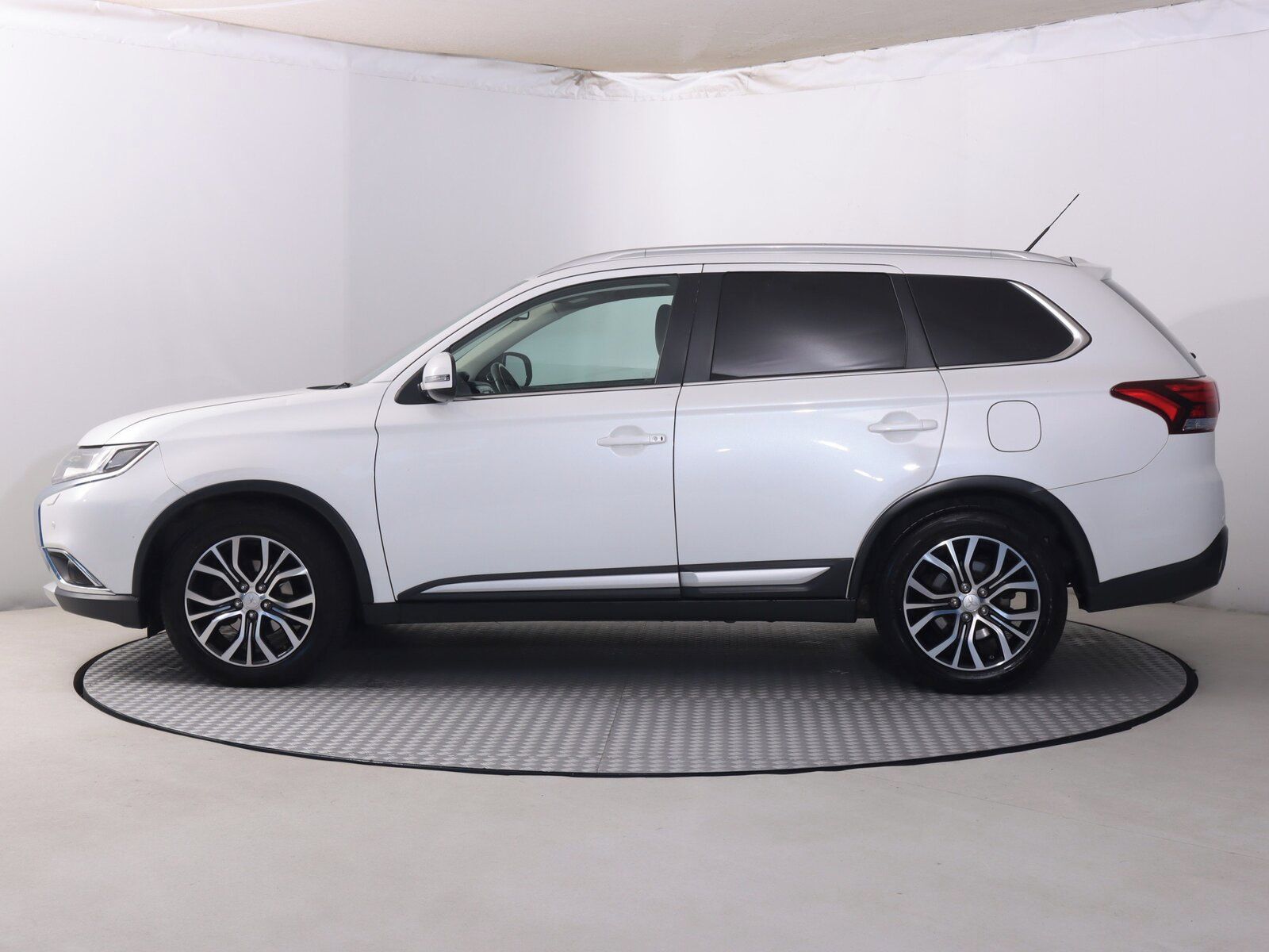 Mitsubishi Outlander, 2.2 DI-D, Instyle, 4X4 - fotka 3