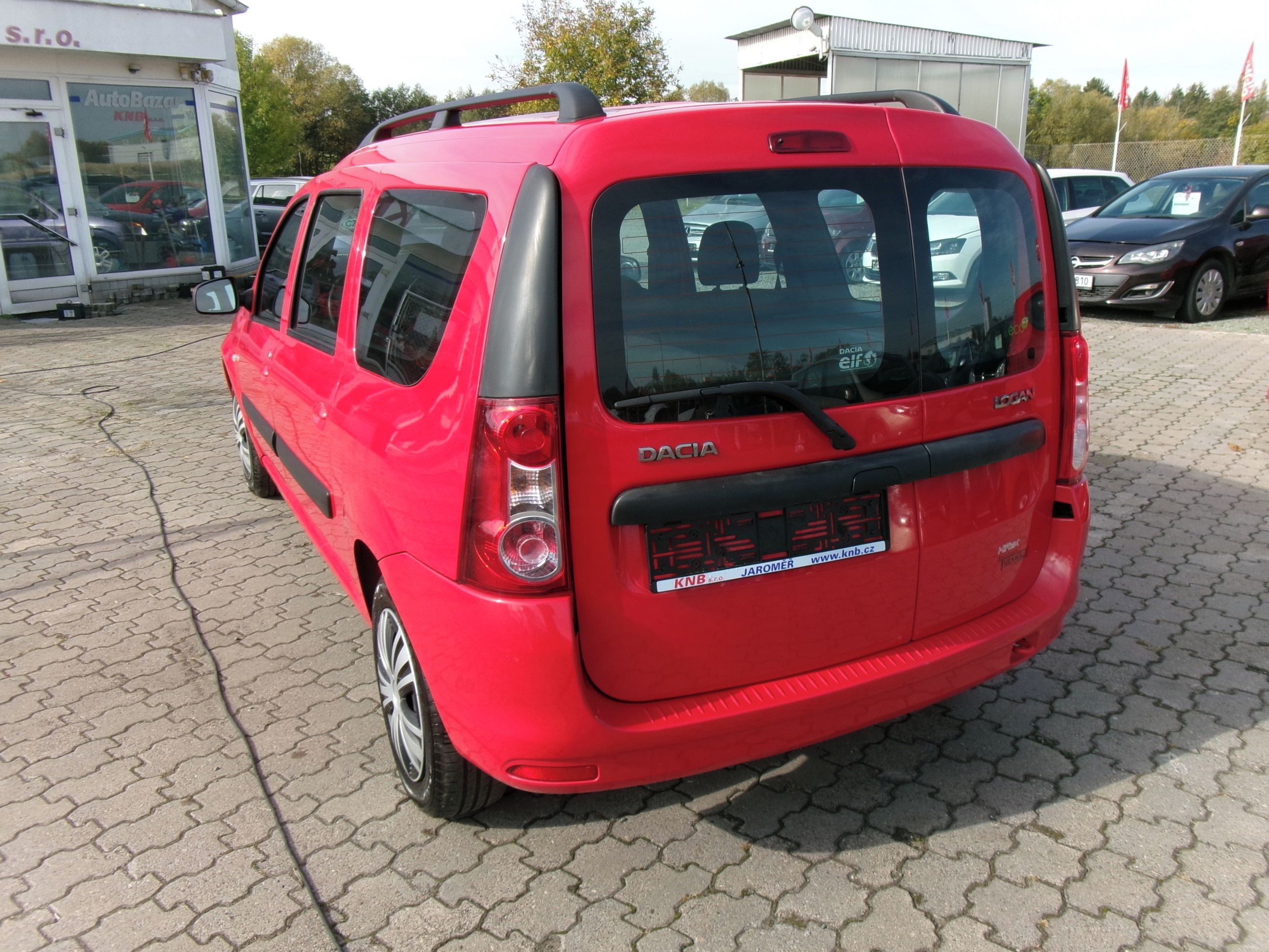 Dacia Logan, 1.6i serviska,1.maj. - fotka 3