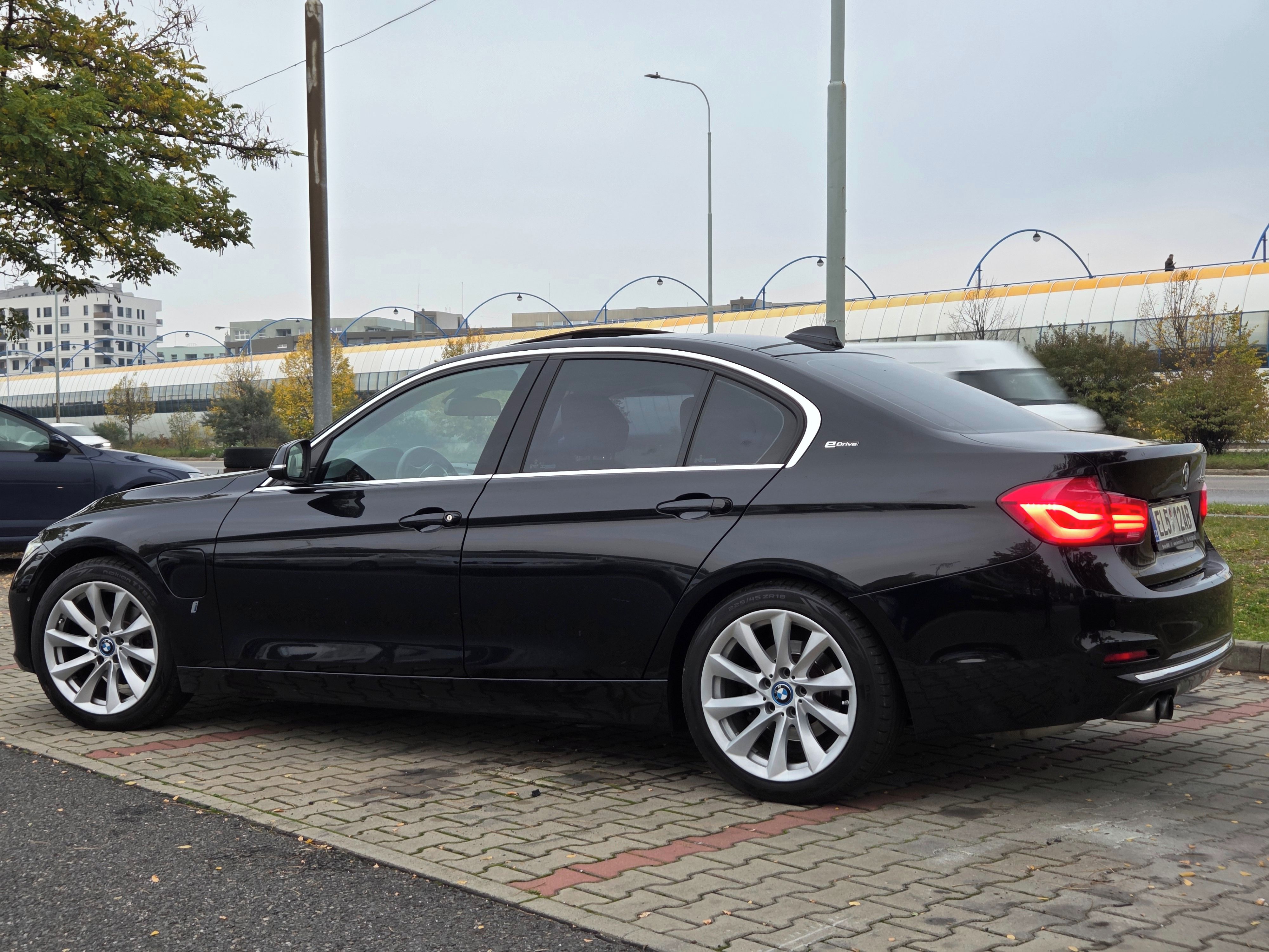 BMW Řada 3, Bmw 330e (F30 LCI) malý nájezd - fotka 5