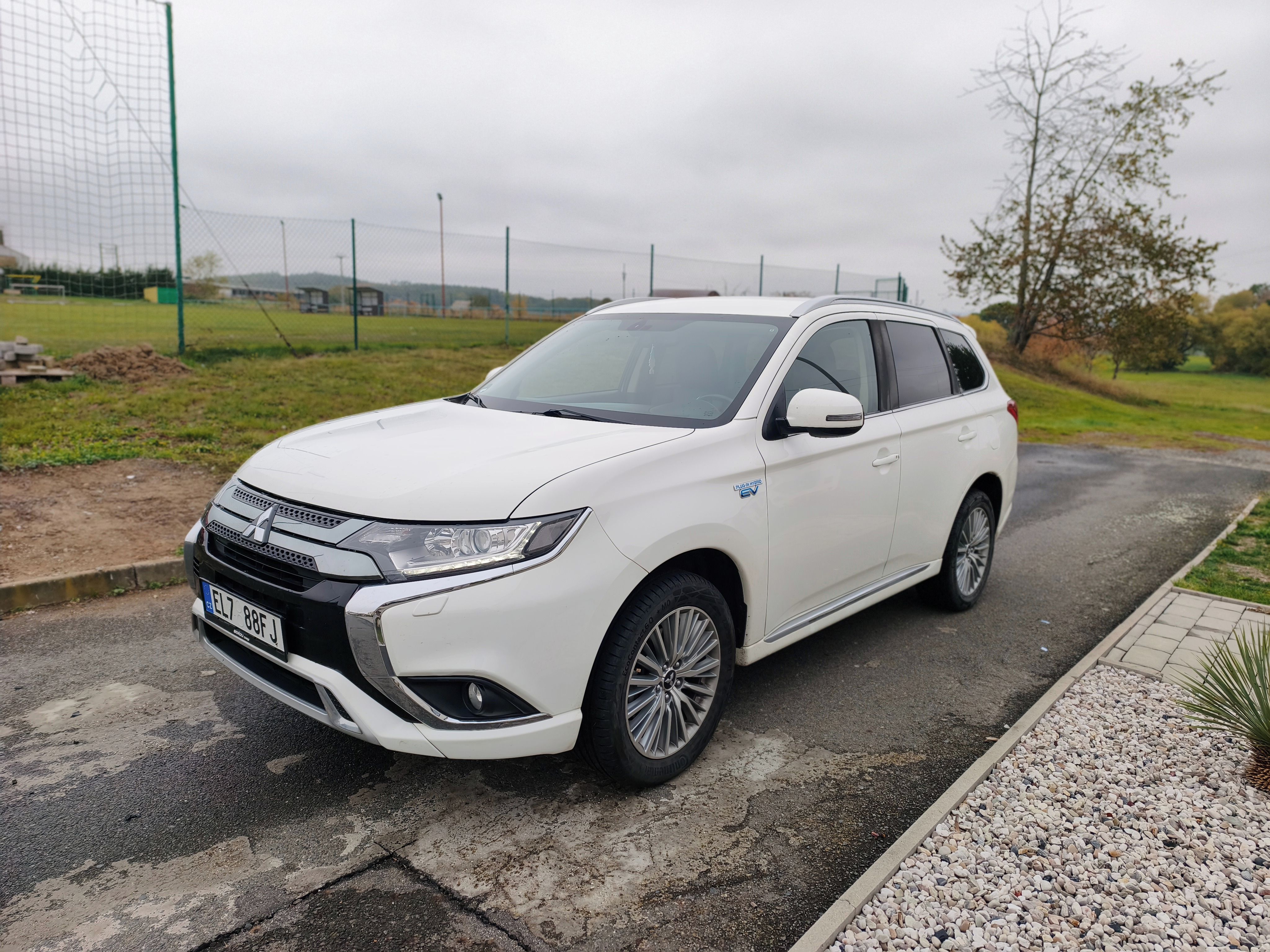 Mitsubishi Outlander, 2.4 l + 2x elektromotor - fotka 6