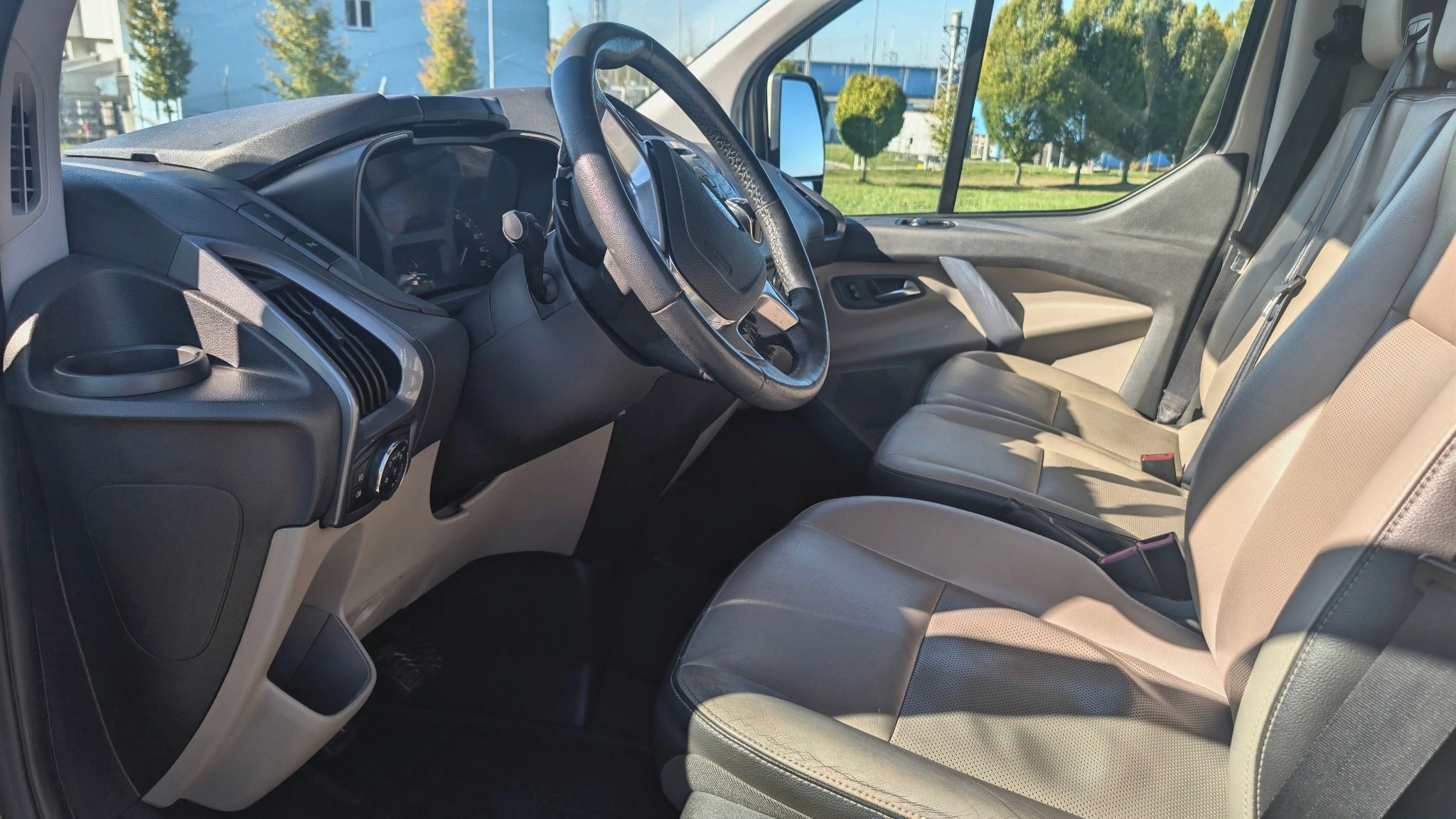 Ford Tourneo Custom, 2.2 TDCi Titanium L2 114 kW ČR - fotka 4