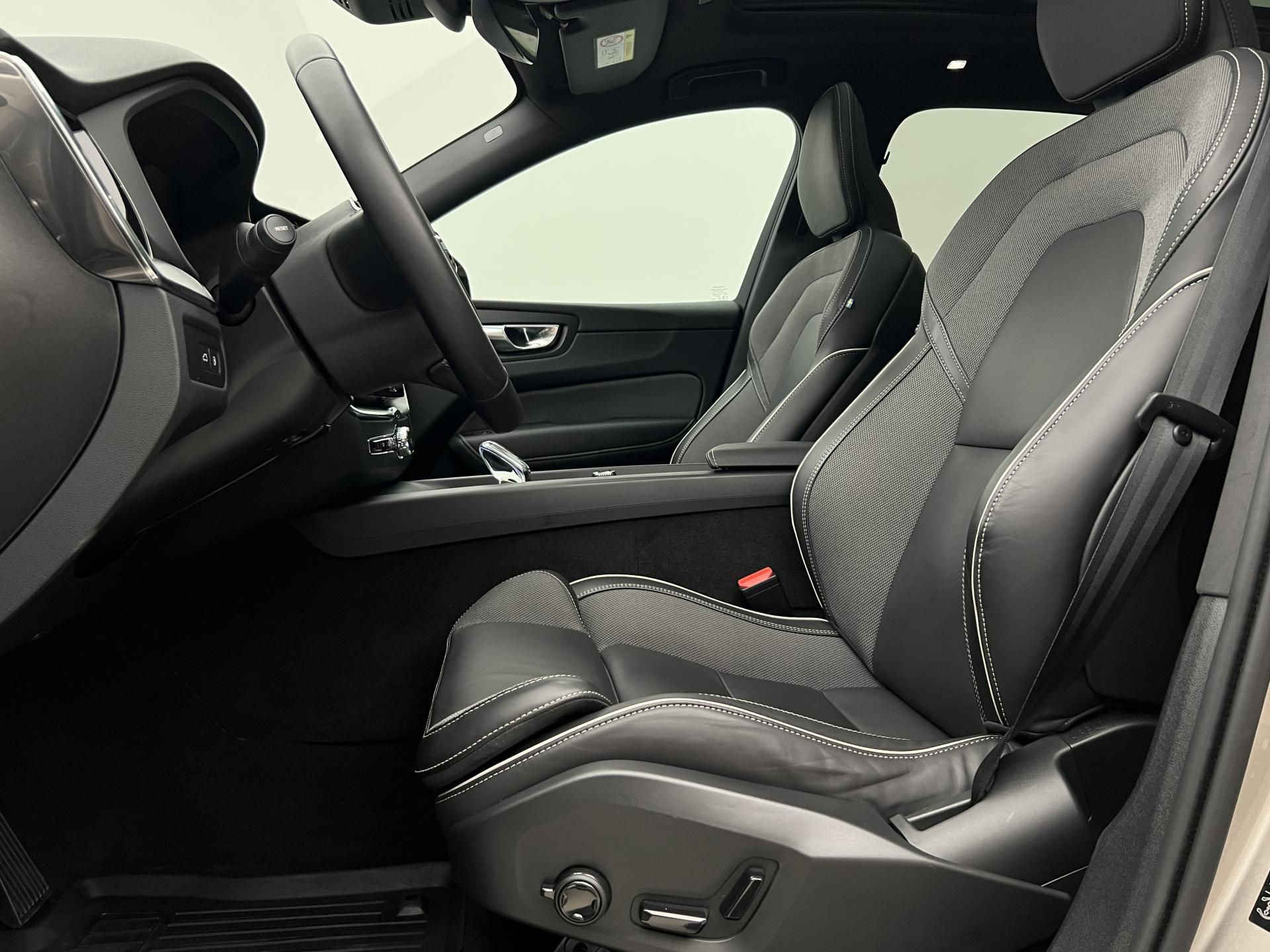 Volvo XC60, T6 AWD DARK PLUS RECHARGE AUT - fotka 3