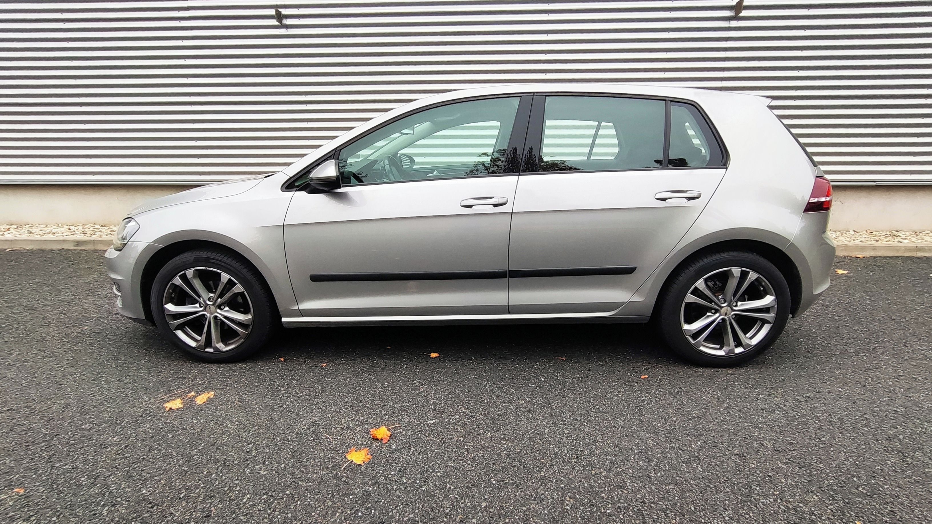 Volkswagen Golf, 1.6 TDI DSG Highline 1.maj ČR - fotka 2