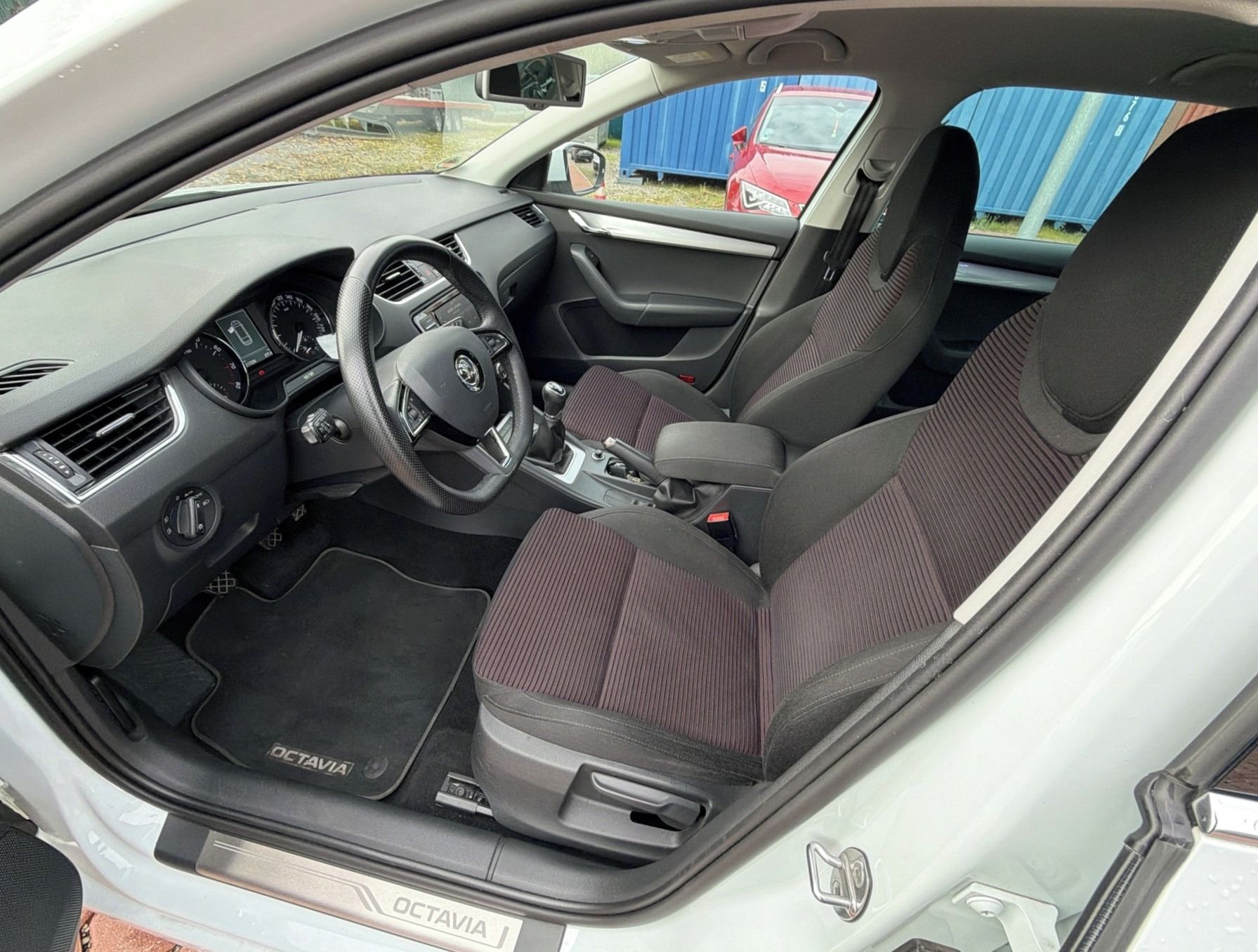 Škoda Octavia, 1.2 TSI 81 KW 1 maj serv kniha - fotka 5
