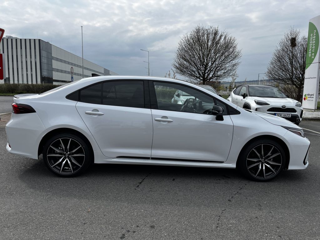 Toyota Corolla, 1.8Hybrid GR Sport ODBĚR IHNED - fotka 3