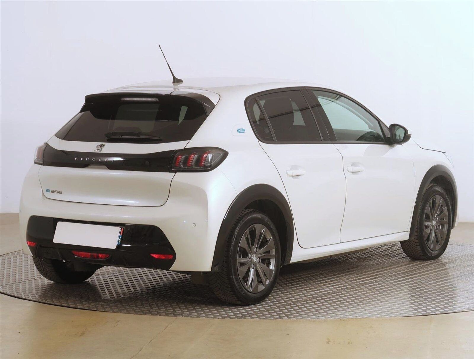 Peugeot 208, 50 kWh, SoH 89%, Allure - fotka 5