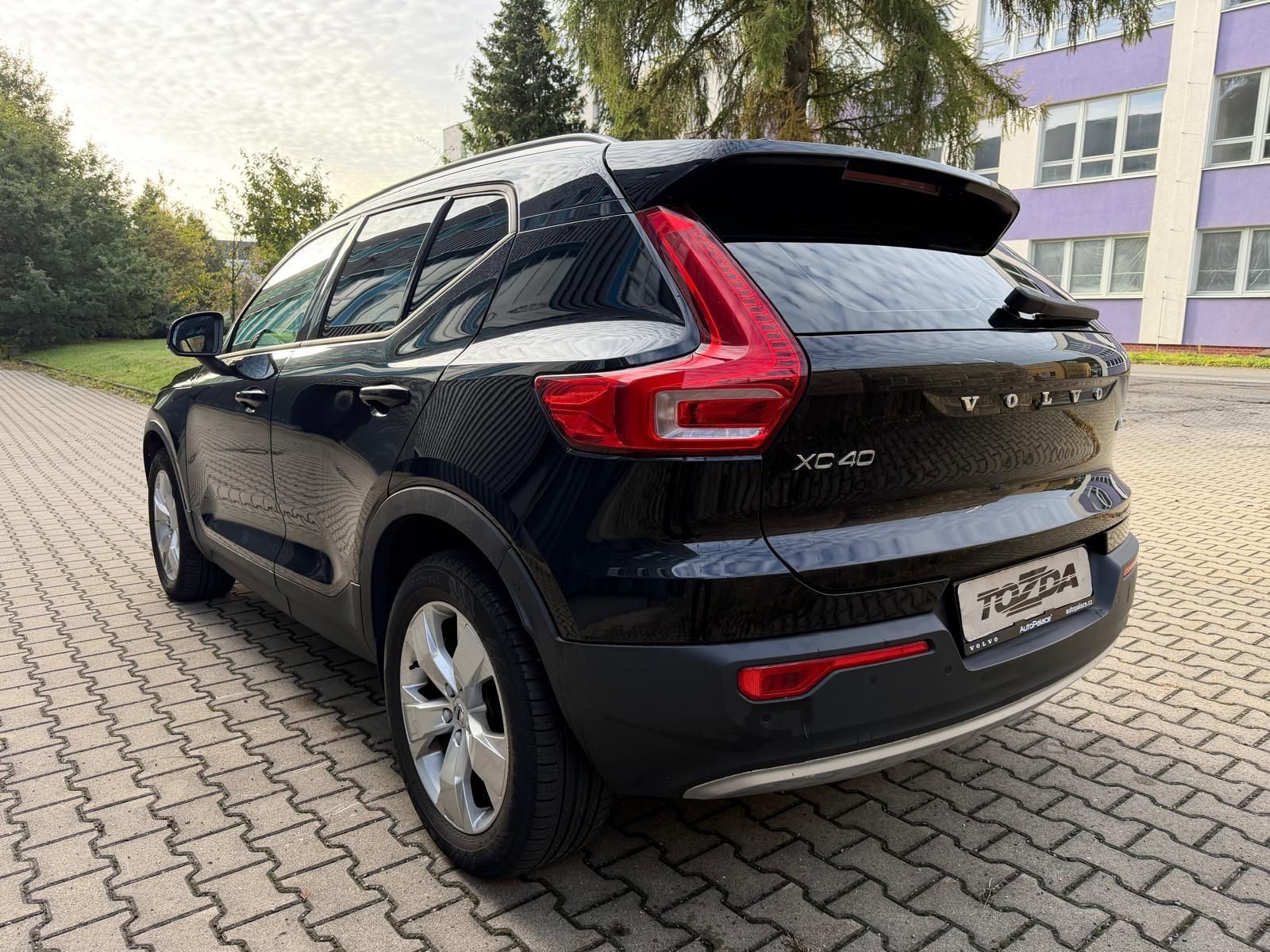 Volvo XC40, 2,0 D D4 AWD Momentum - fotka 3