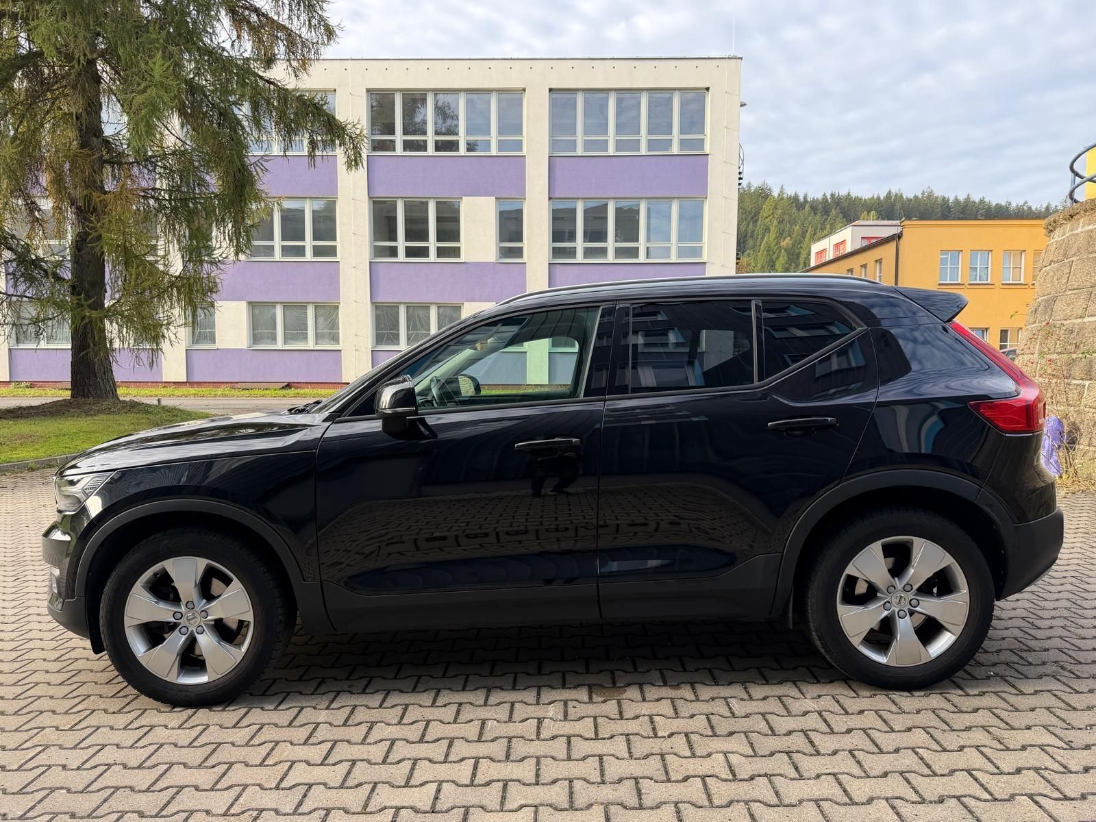Volvo XC40, 2,0 D D4 AWD Momentum - fotka 2