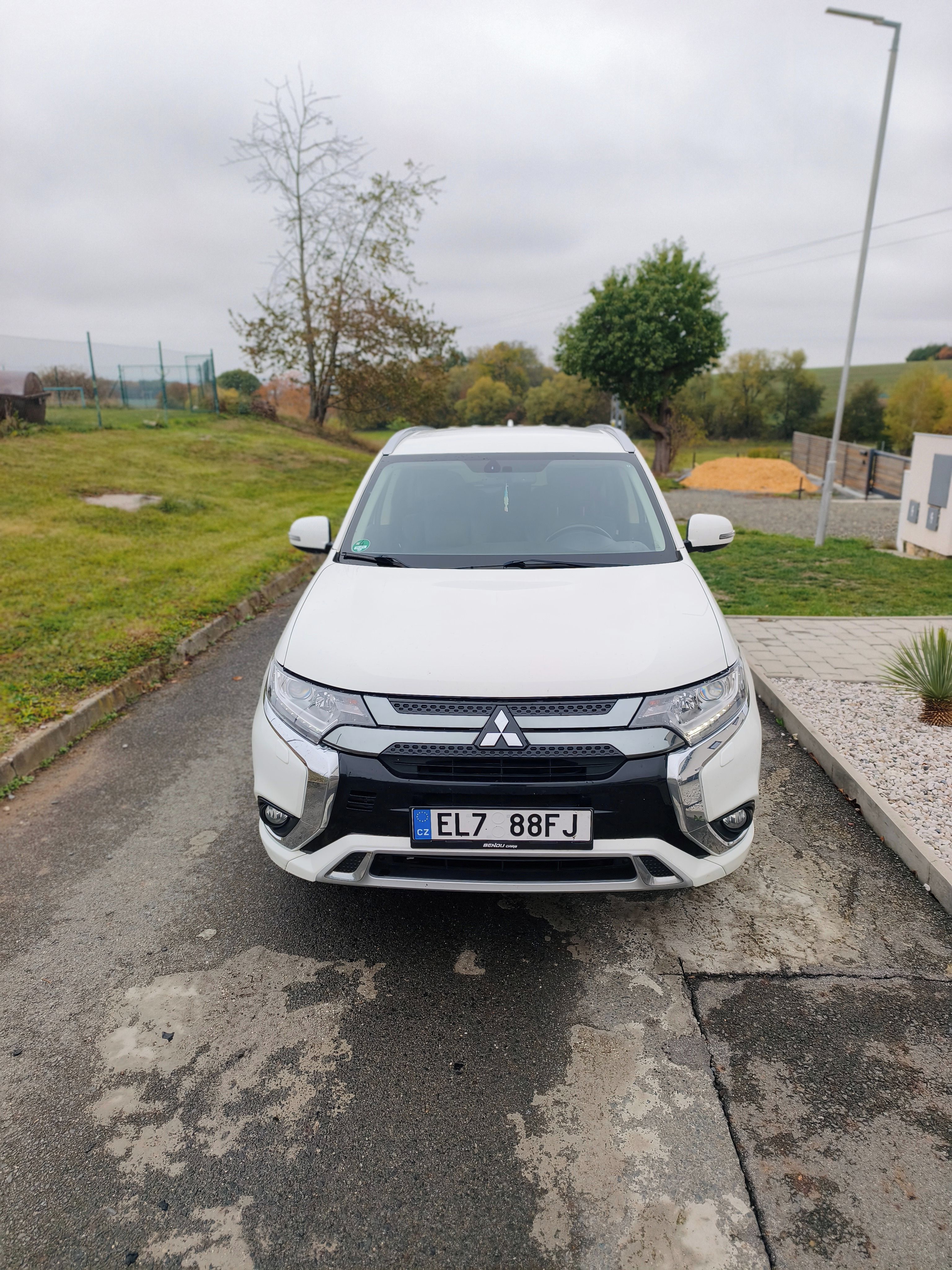 Mitsubishi Outlander, 2.4 l + 2x elektromotor - fotka 2