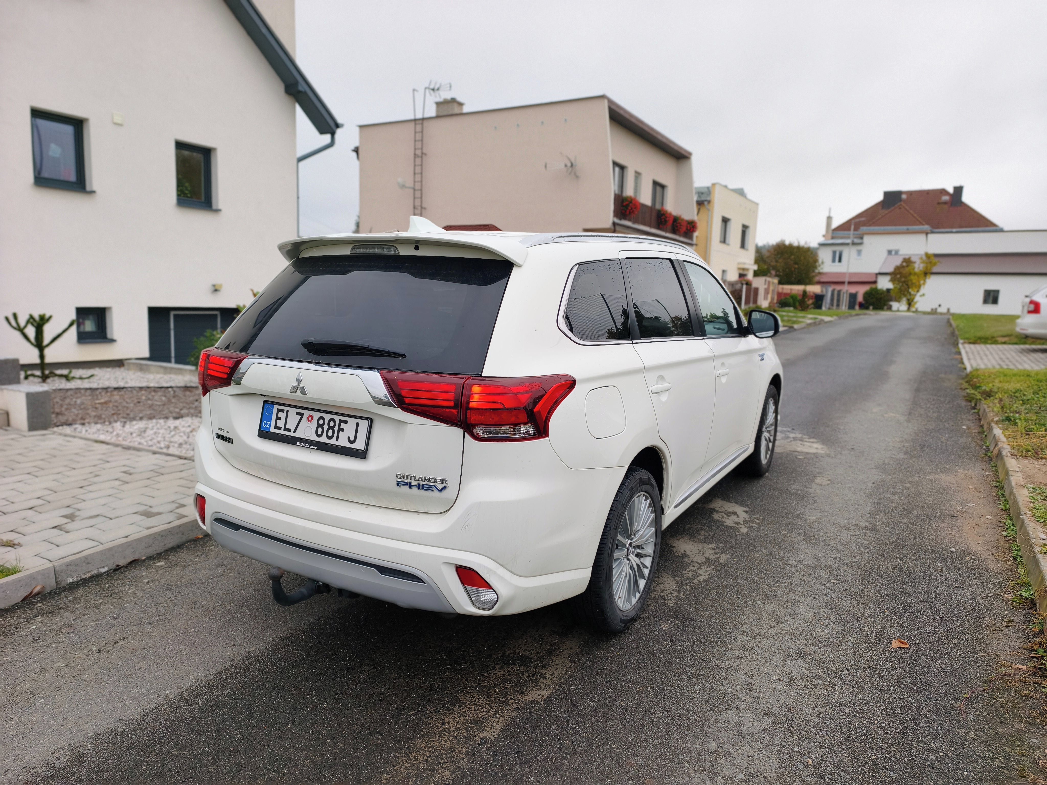 Mitsubishi Outlander, 2.4 l + 2x elektromotor - fotka 3