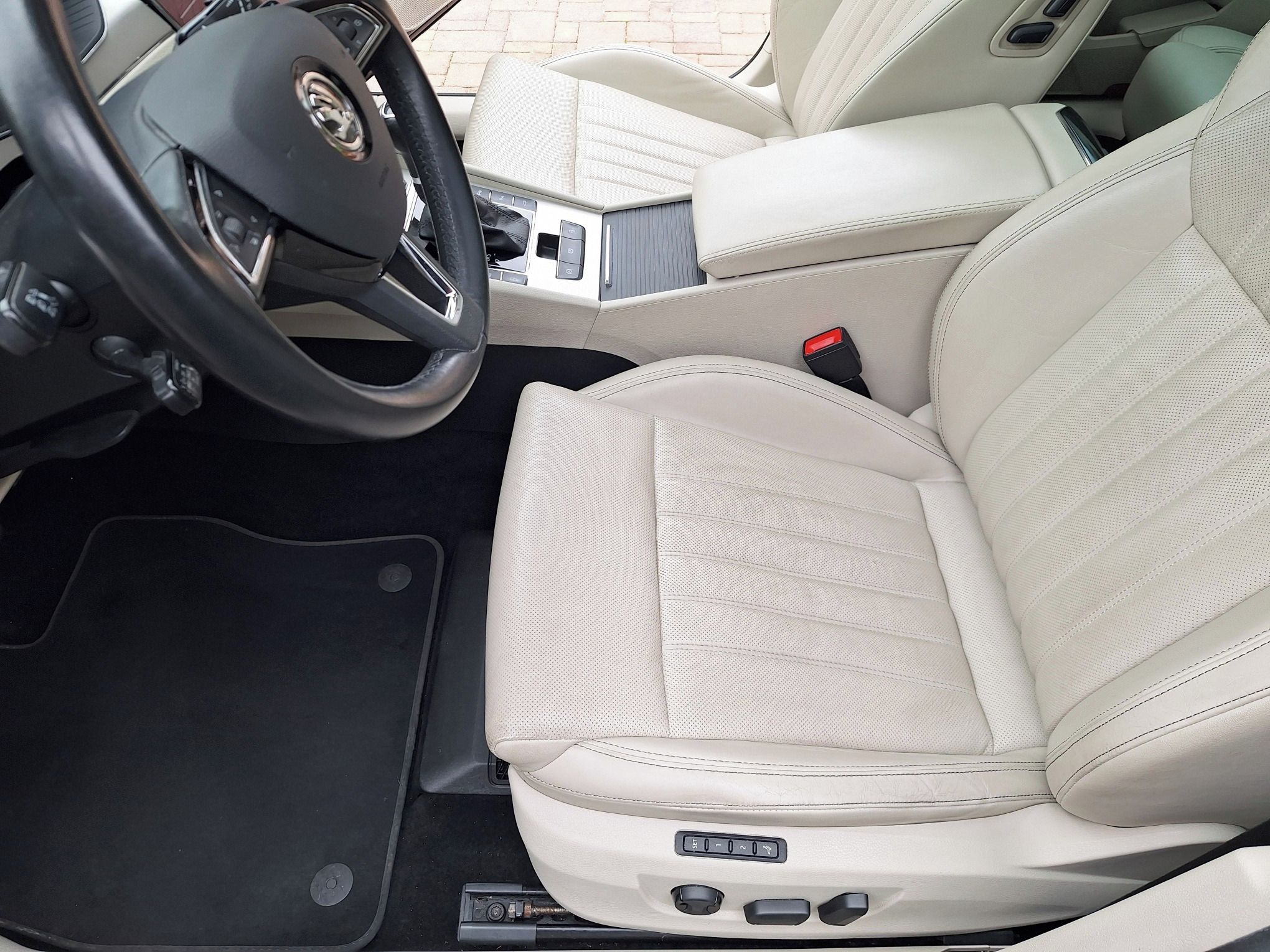 Škoda Superb, 2,0 TDi, L&K, automat, 4x4 - fotka 5