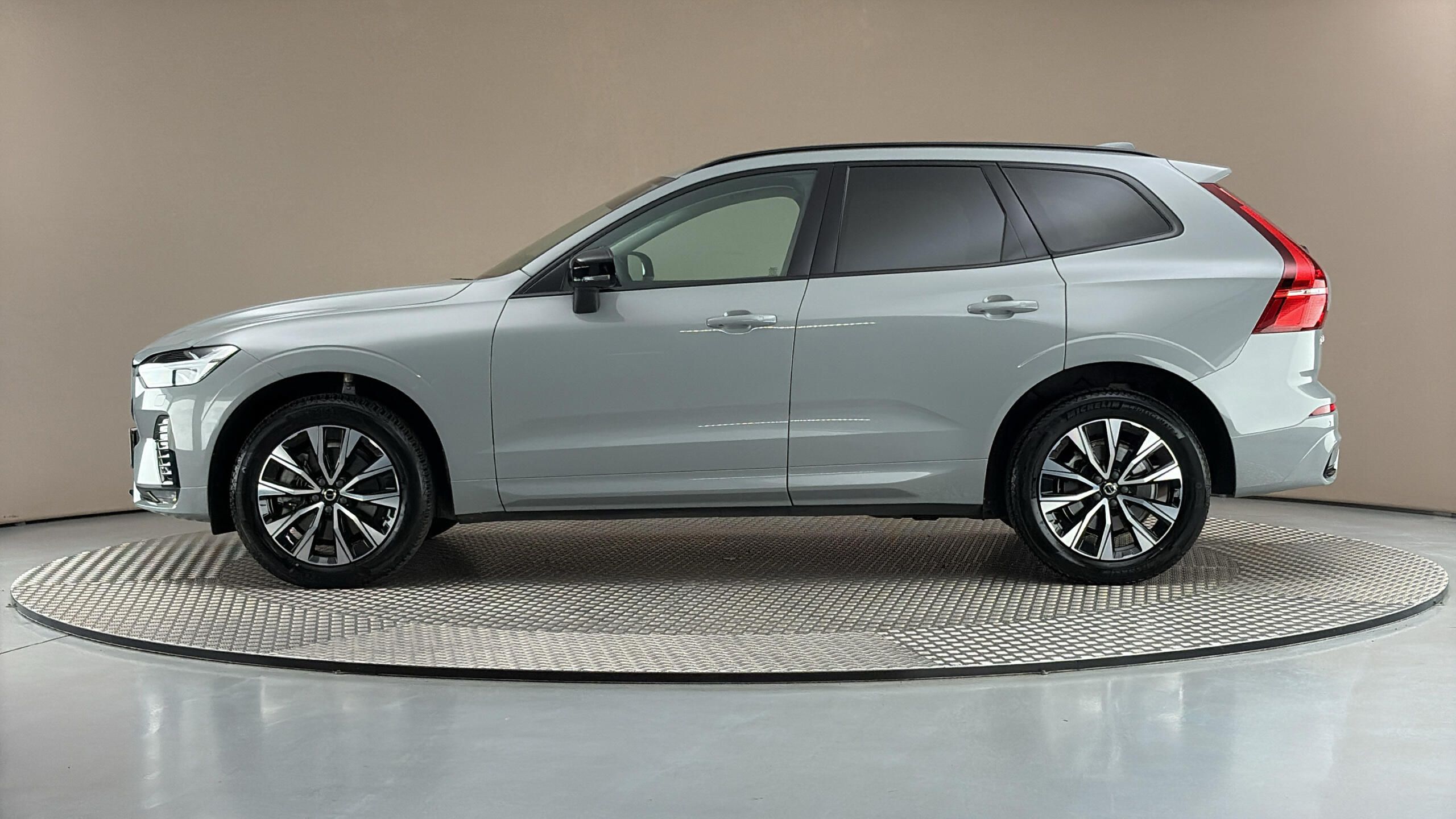Volvo XC60, 2.0 B4 AUT AWD Plus Dark - fotka 4
