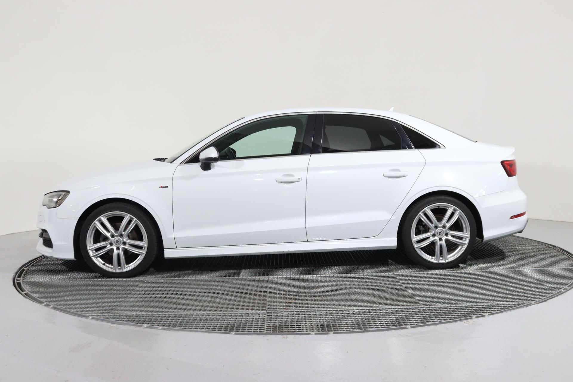 Audi A3, Lim. 1.4 TFSI 92kW DSG Ambitio - fotka 3