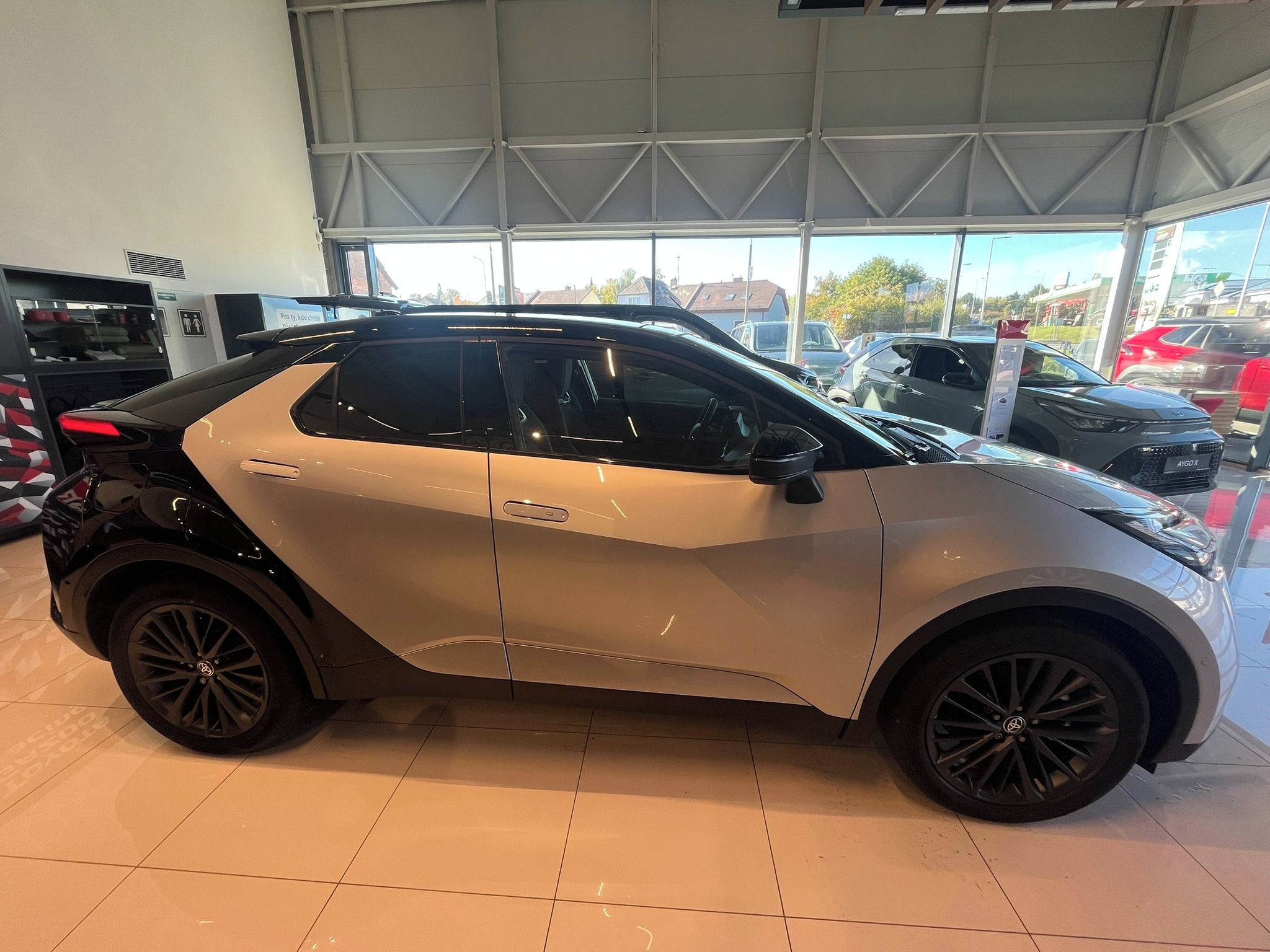 Toyota C-HR, 2.0 PHEV Tokyo Edition - fotka 5