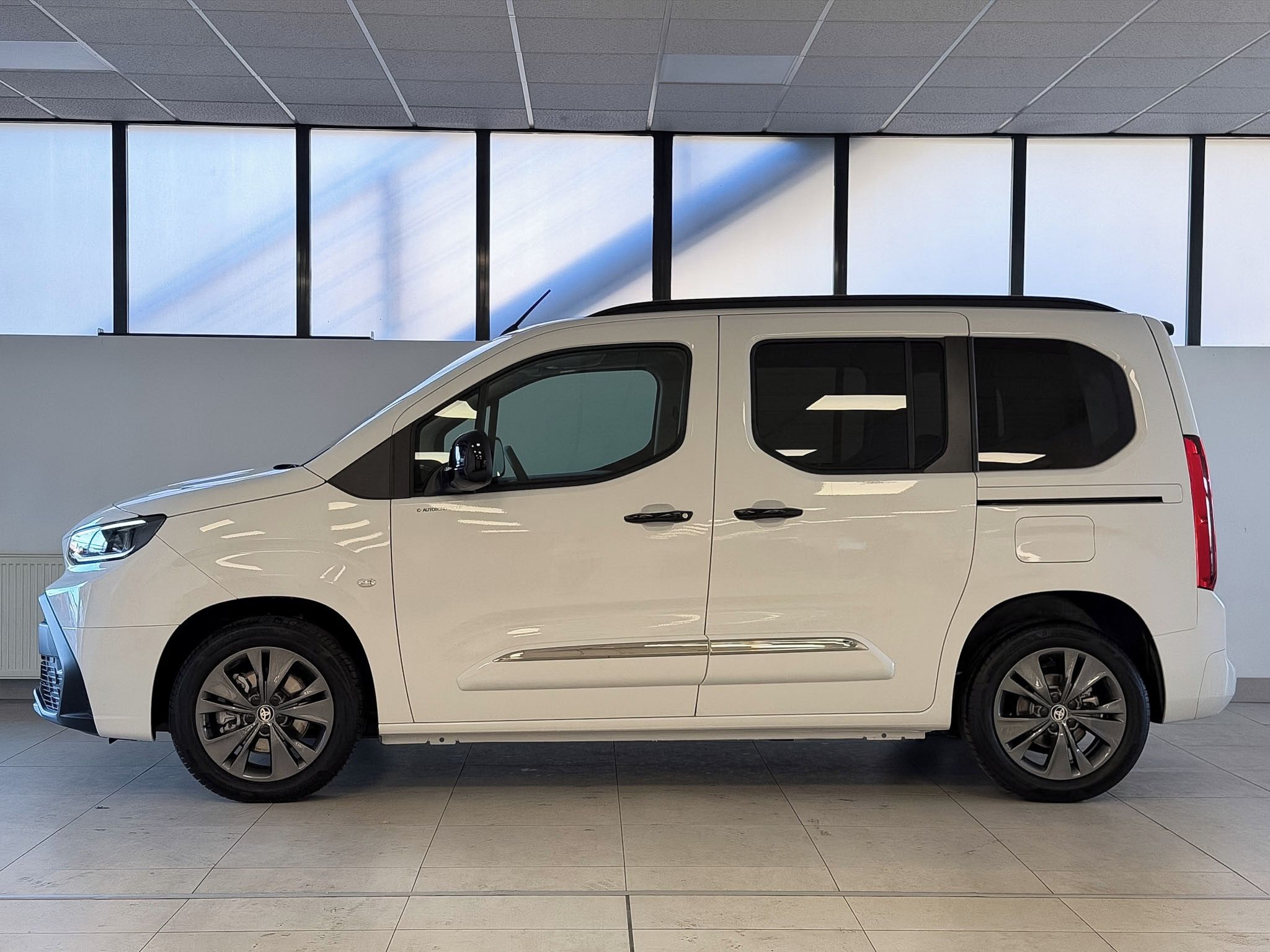 Toyota Proace City Verso, Family, 1.2L Petrol, 4x2, 6MT - fotka 3