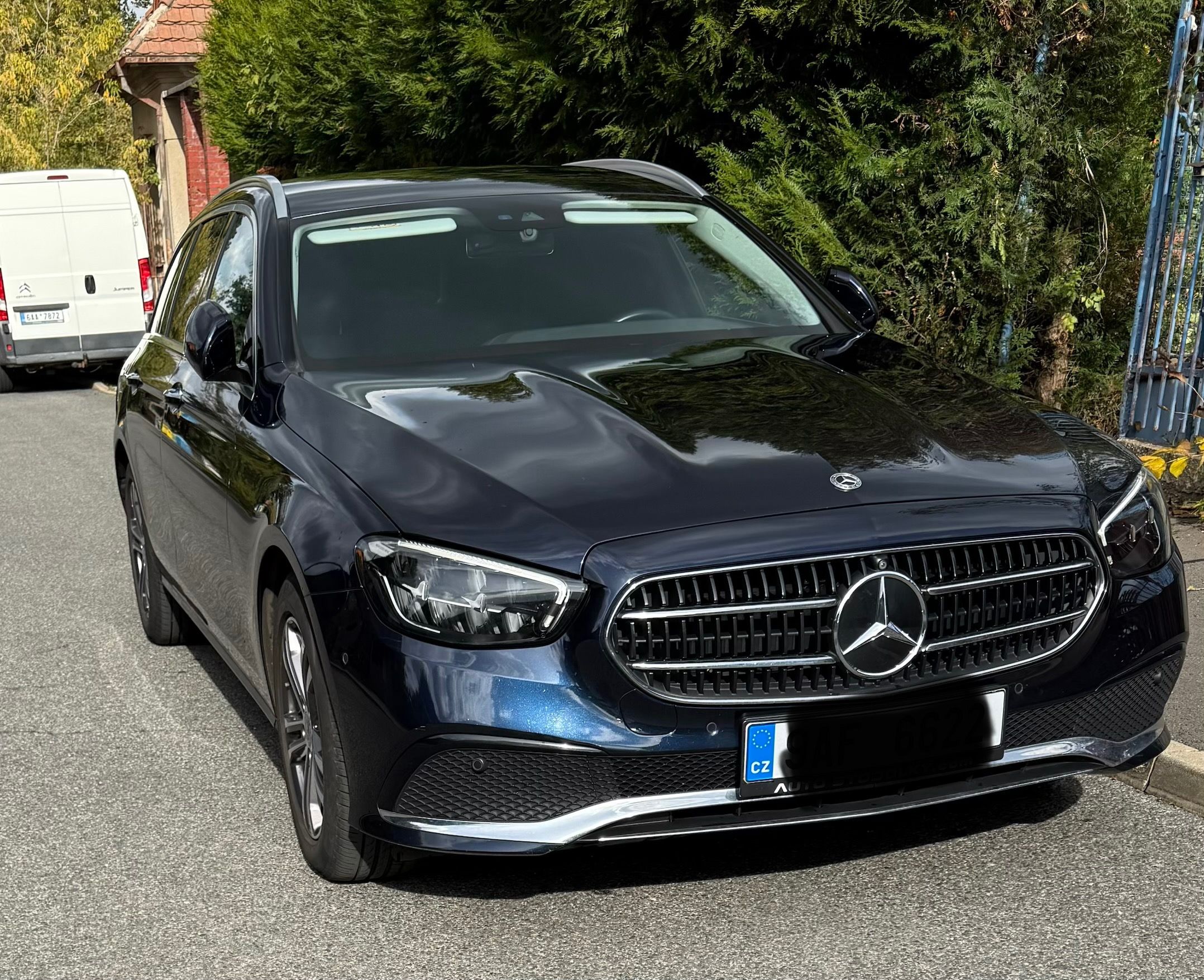 Mercedes-Benz Třídy E, Mercedes-Benz E 220 d 4MATIC - fotka 2