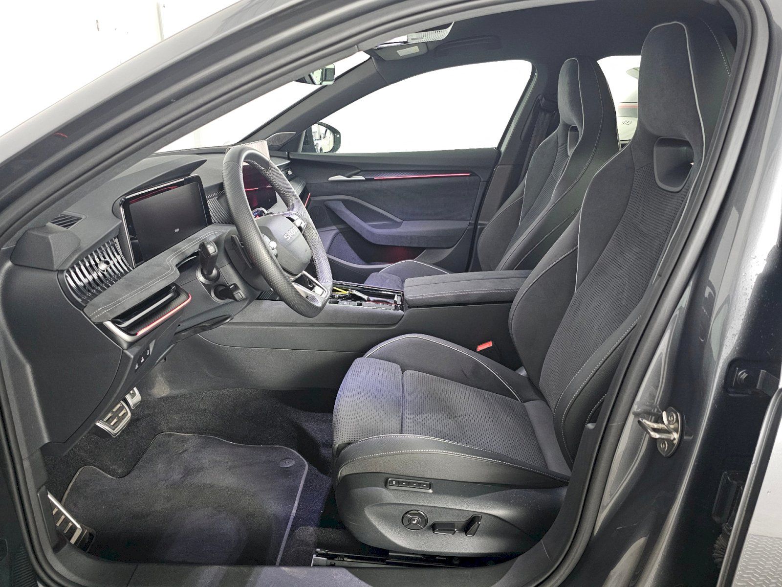 Škoda Superb, 2.0TSI 195kW 4X4 Sportline TAŽ - fotka 6